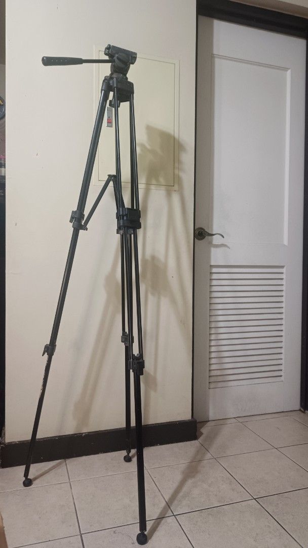 Professional Video Tripod (Category: Tripods & Monopods) located in Paranaque City. Submitted by phcoincollective (Listing ID 1420226550, Image 3). Description: - Professional video tripod - Adjustable legs for versatile setup - Fluid head for smooth panning and tilting - Includes a handle for easy control - Provides stable support for cameras and camcorders - Perfect for indoor and outdoor shoots.