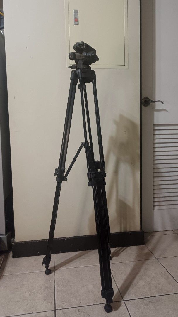 Professional Video Tripod (Category: Tripods & Monopods) located in Paranaque City. Submitted by phcoincollective (Listing ID 1420226550, Image 1). Description: - Professional video tripod - Adjustable legs for versatile setup - Fluid head for smooth panning and tilting - Includes a handle for easy control - Provides stable support for cameras and camcorders - Perfect for indoor and outdoor shoots.