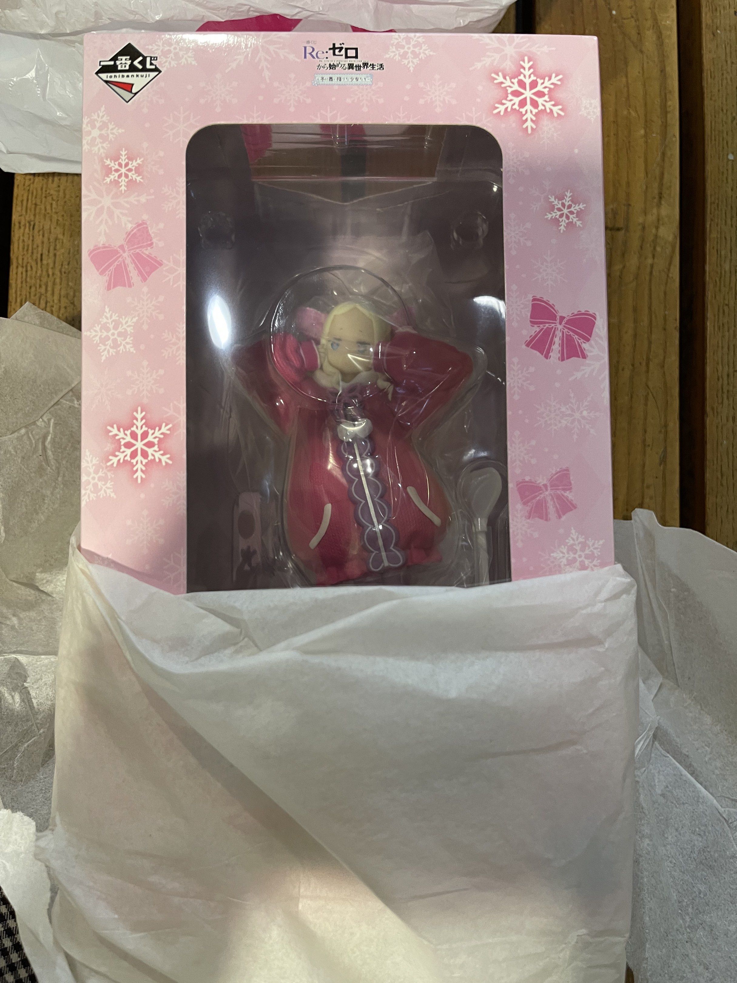 Re:Zero 冬日服裝 Figure （分類：手辦雕像）位於 Hong Kong。 由 lloko 提交（商品編號 1420176944，圖片 1）。簡介： 這是一款來自Re:Zero的冬季服裝Figure。Figure包裝在一個粉色盒子裡，盒子上有雪花和蝴蝶結的裝飾。Figure人物穿著紅色的外套，戴著耳罩。盒子上有日文字樣，包括「一番くじ」字樣。。