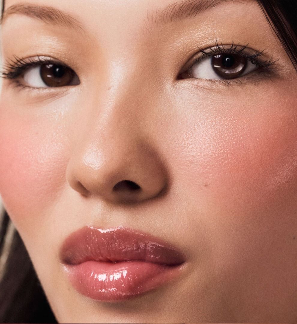 RHODE POCKET BLUSH (Category: Makeup) located in Manila. Submitted by juanashopbies_ph (Listing ID 1420206535, Image 2). Description: RHODE POCKET BLUSH SIZE: 5.3g SHADE: SPRINKLE - WARM PEARLY PINK The natural flush A little blush for a little flush. Our on-the-go cream blush wakes up cheeks and lips with a satiny, diffused flush that melts on smoothly and stays all day. It’s a lightweight formula that hydrates skin for baby-soft cheeks and leav