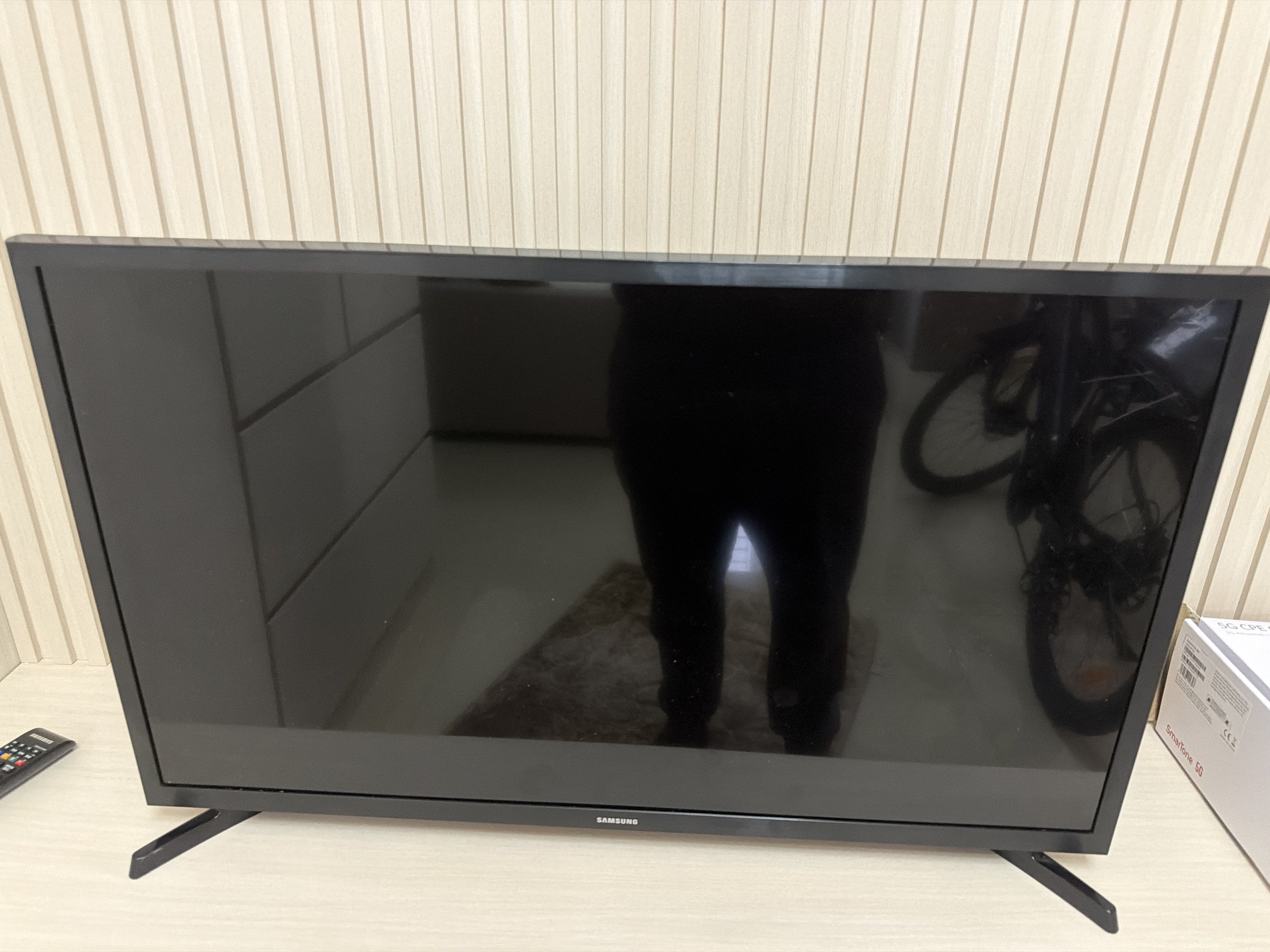 Samsung TV （分類：電視）位於 Hong Kong。 由 jnkvvhvzyz89416 提交（商品編號 1420256189，圖片 3）。簡介： Samsung TV with multiple ports including HDMI, LAN, and audio out. Features a sleek black design. Includes a power cable. The TV has a stand for easy placement. The back of the TV shows various connection options.。