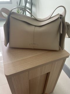 (Category: ) located in . Submitted by wardrobeloots (Listing ID 1420222941, Image 1). Description: .