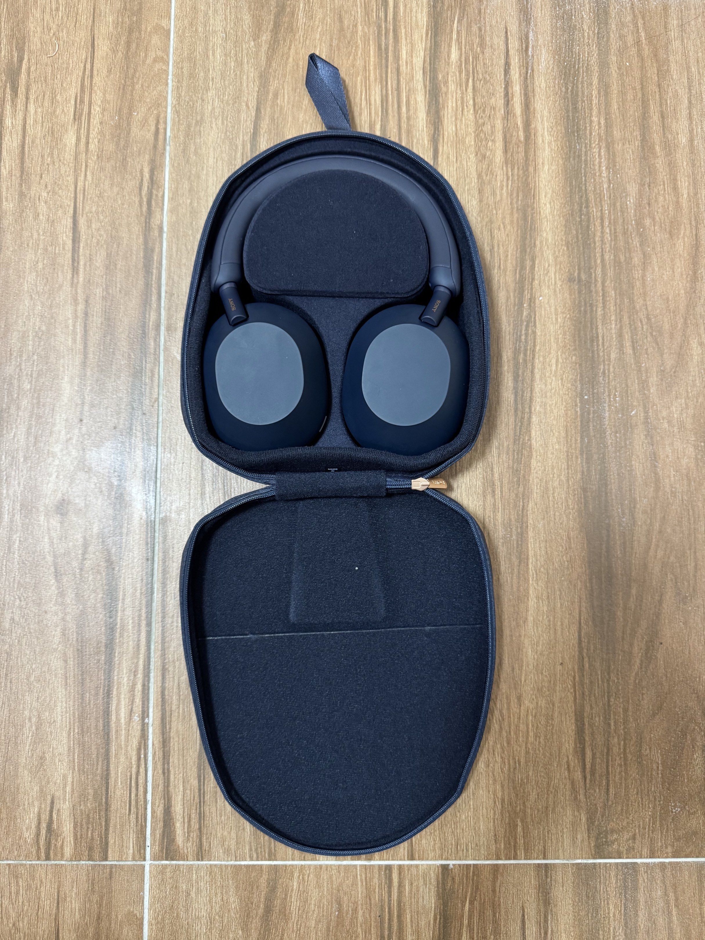 Sony WH-1000XM5 Noise Cancelling Headphones (Category: Headphones & Headsets) located in Manila. Submitted by mightshawk02 (Listing ID 1420249222, Image 1). Description: .