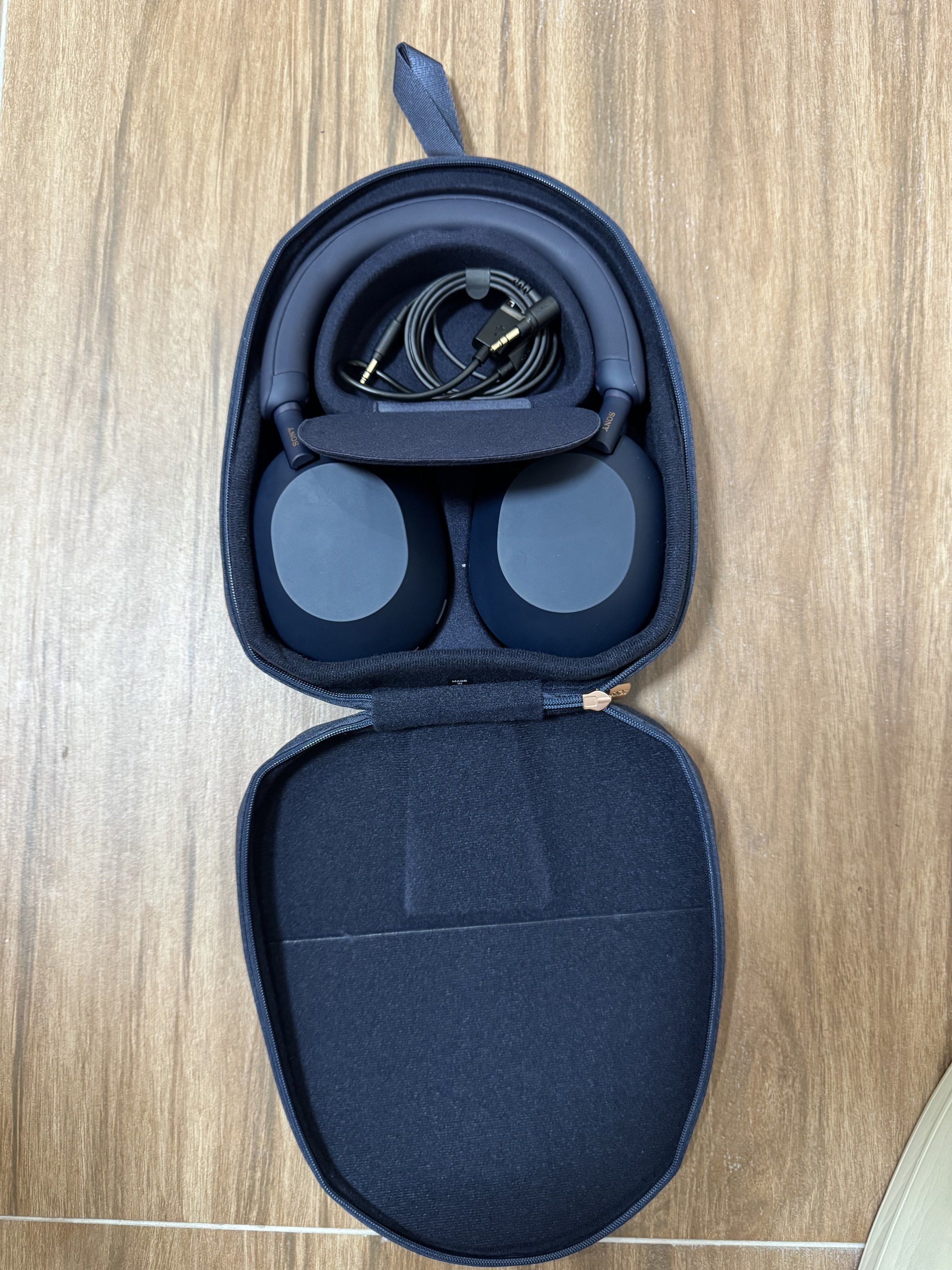 Sony WH-1000XM5 Noise Cancelling Headphones (Category: Headphones & Headsets) located in Manila. Submitted by mightshawk02 (Listing ID 1420249222, Image 2). Description: .