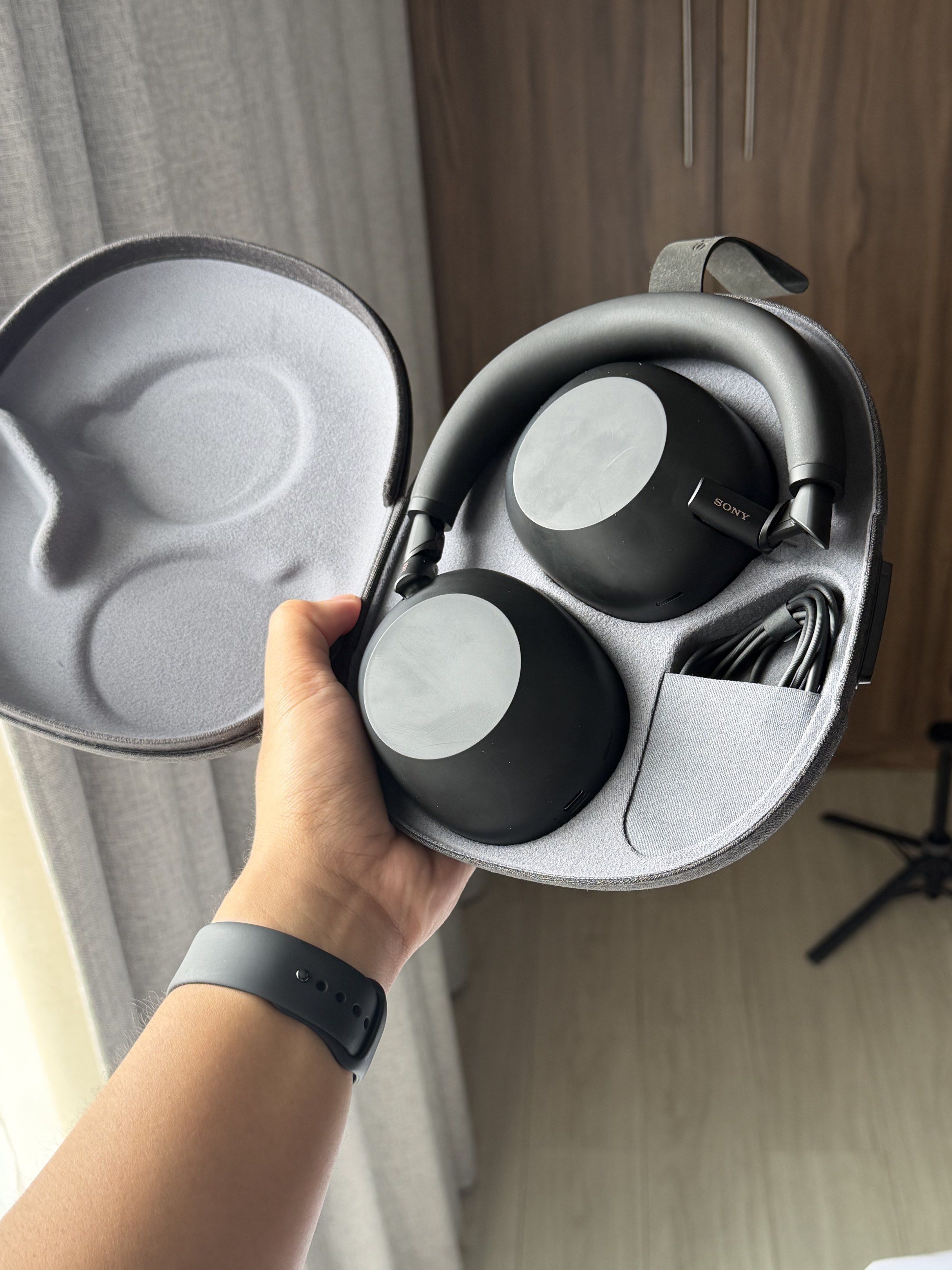 Sony wh-1000XM6 (Category: Headphones & Headsets) located in Bacolod City. Submitted by BWMCAROUSEL (Listing ID 1420170021, Image 1). Description: Sony XM6 Srp ₱23k Selling for ₱19k Few weeks old. Complete set.