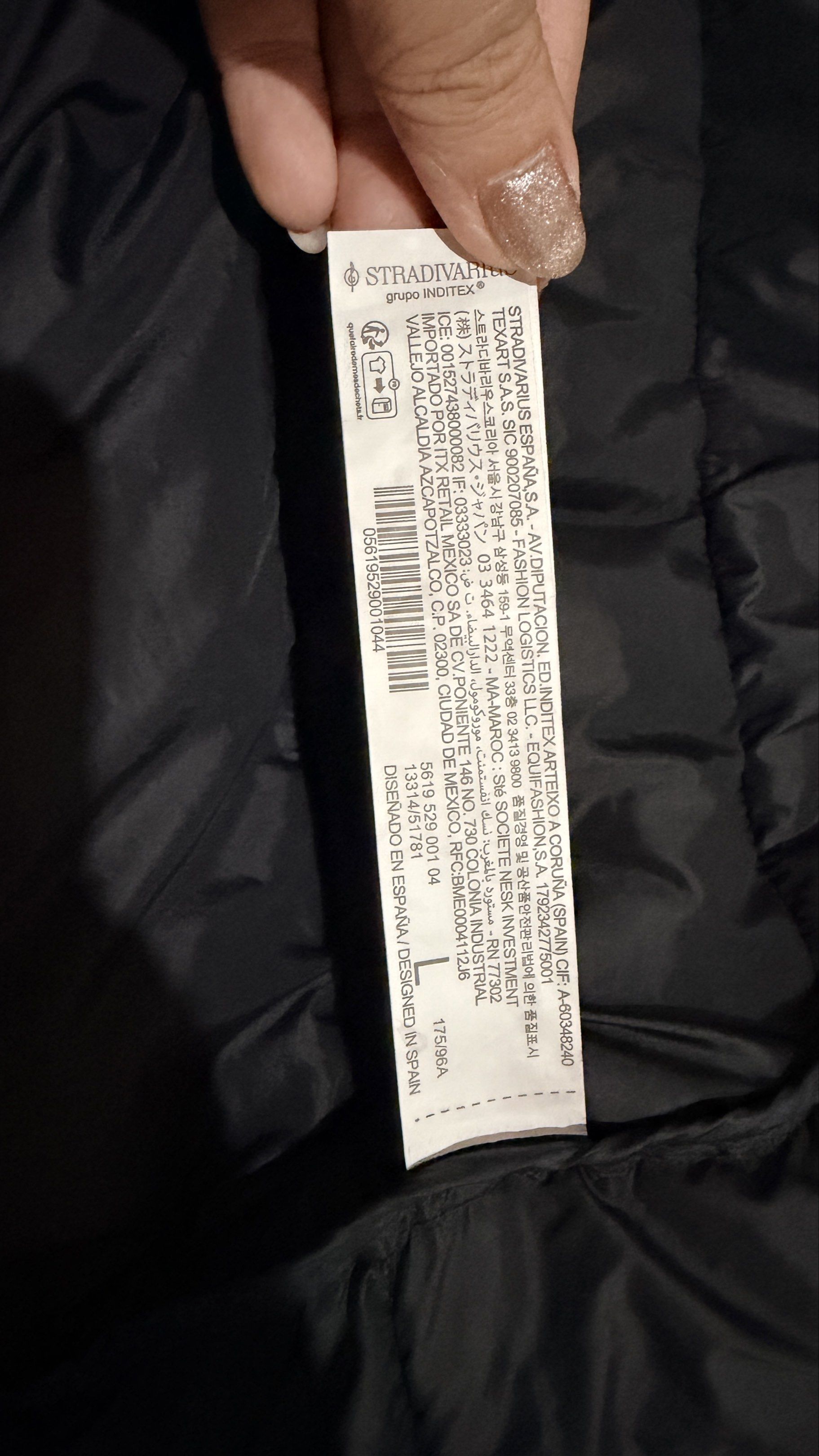 Stradivarius Lightwear Collection Puffer Jacket (Category: Coats, Jackets and Outerwear) located in Manila. Submitted by casayuranhannahmae.1 (Listing ID 1420217409, Image 3). Description: - Stradivarius Lightwear Collection puffer jacket - Size: L - Features: - High collar - Zip closure with ring detail - Knit sleeves - Used once in Japan (good as new).