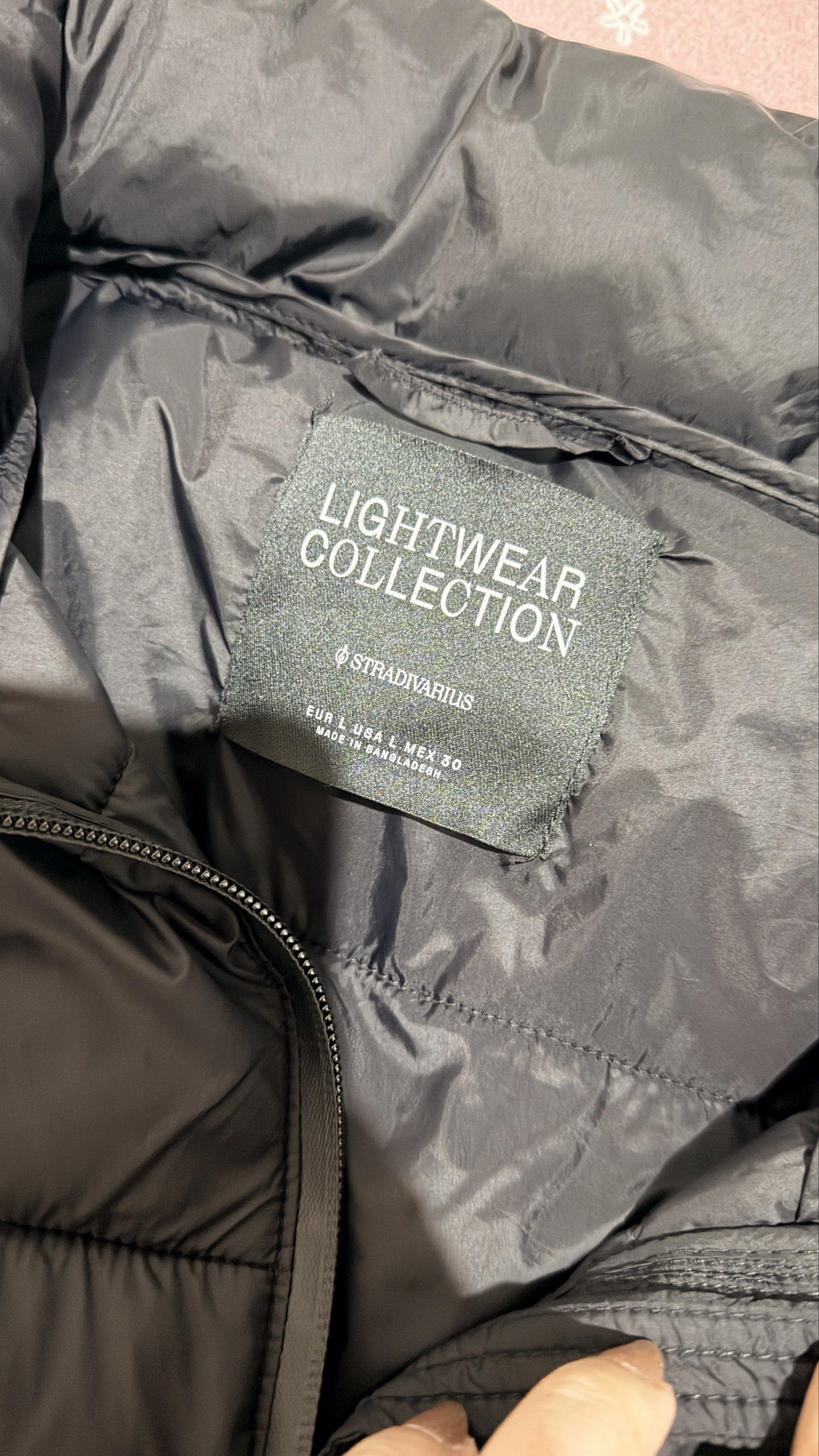 Stradivarius Lightwear Collection Puffer Jacket (Category: Coats, Jackets and Outerwear) located in Manila. Submitted by casayuranhannahmae.1 (Listing ID 1420217409, Image 2). Description: - Stradivarius Lightwear Collection puffer jacket - Size: L - Features: - High collar - Zip closure with ring detail - Knit sleeves - Used once in Japan (good as new).