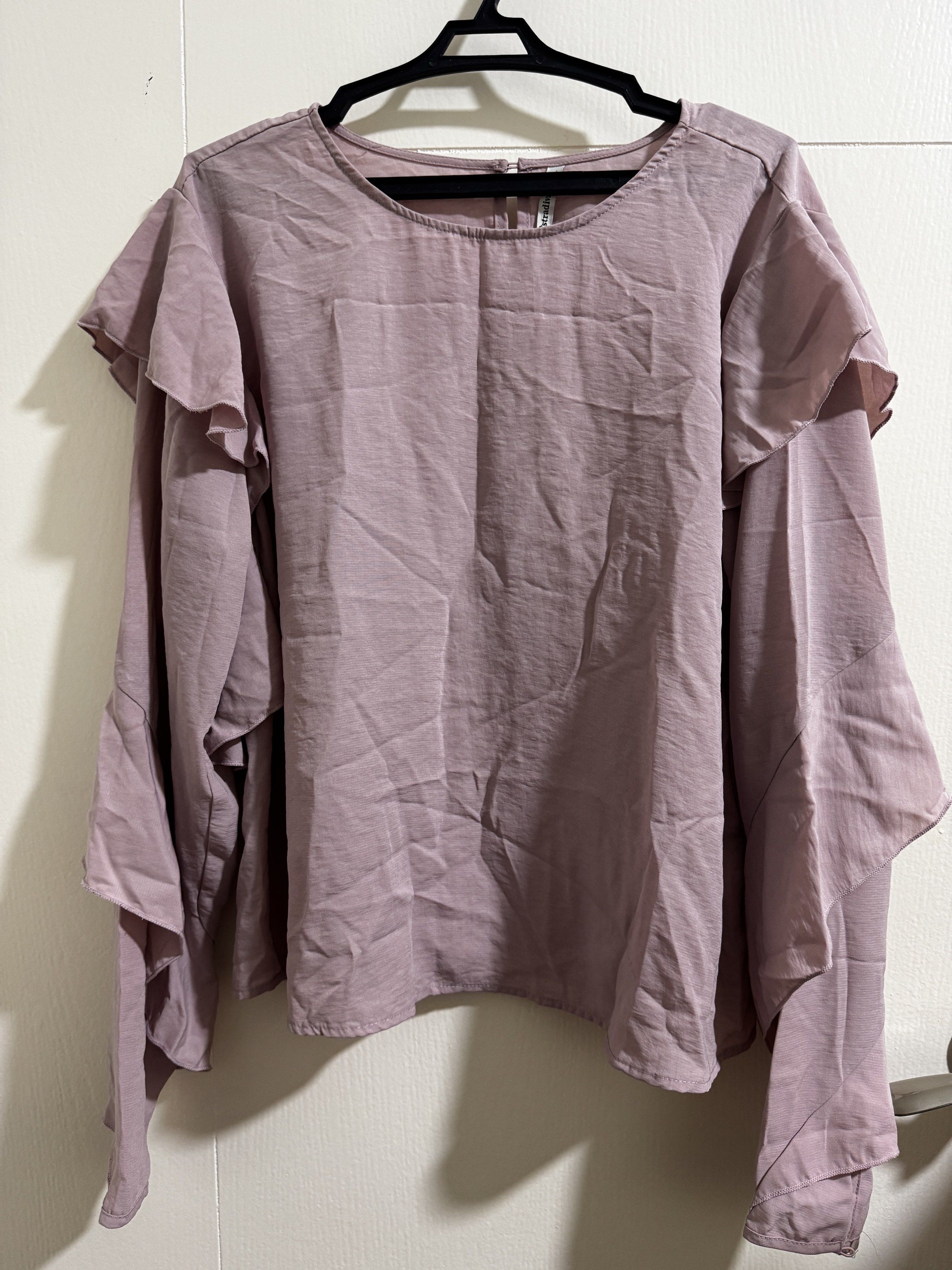 Stradivarius Ruffle Sleeve Blouse - Size L (Category: Blouses) located in Pasig City. Submitted by ps.hi (Listing ID 1420285603, Image 1). Description: - Stradivarius blouse - Size: L - Color: Dusty Rose.