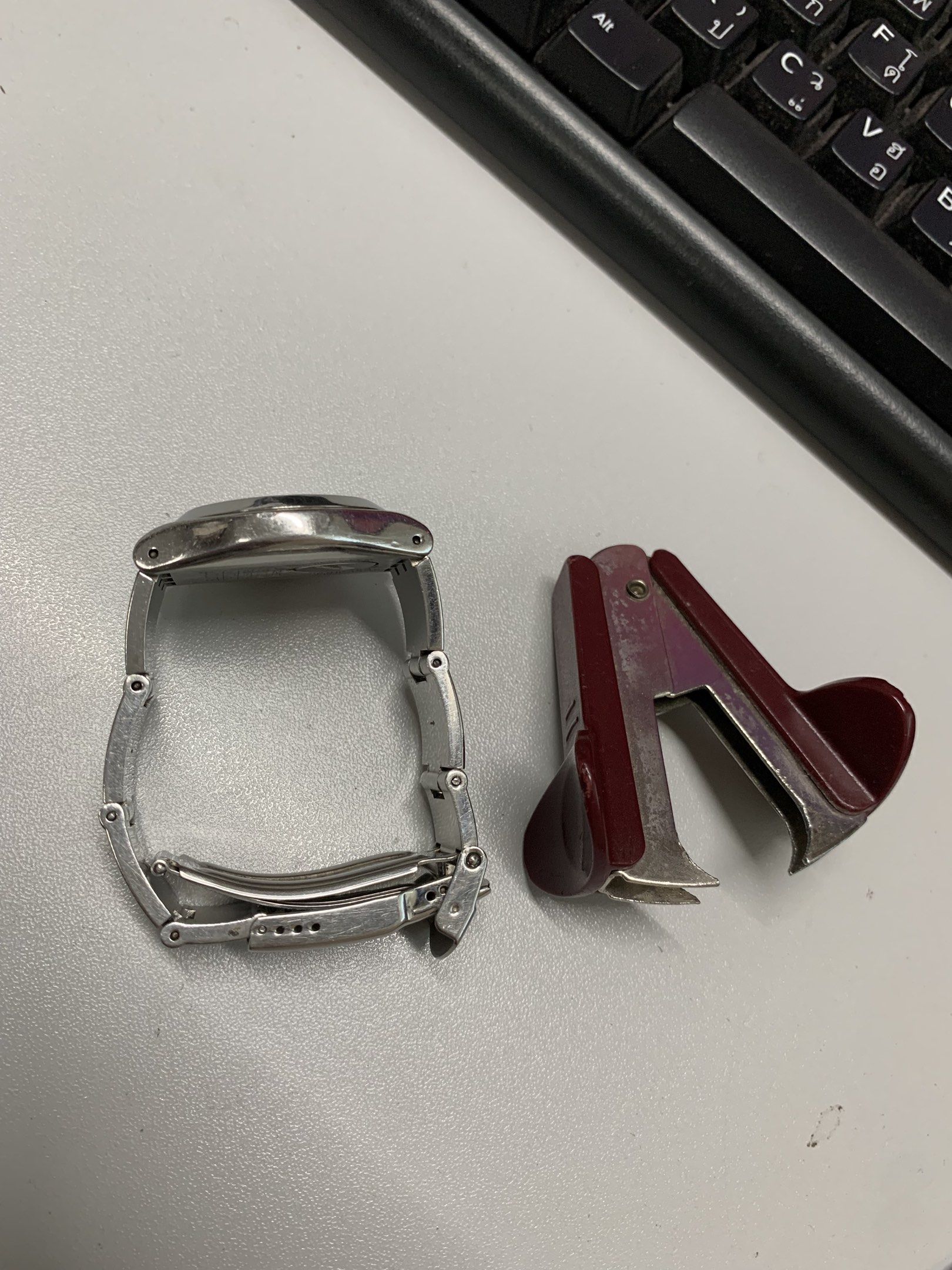 Swatch irony red dial (Category: Men's Watches) located in Paranaque City. Submitted by obin08 (Listing ID 1420237389, Image 3). Description: Swatch irony masikip na. no extra bracelet..