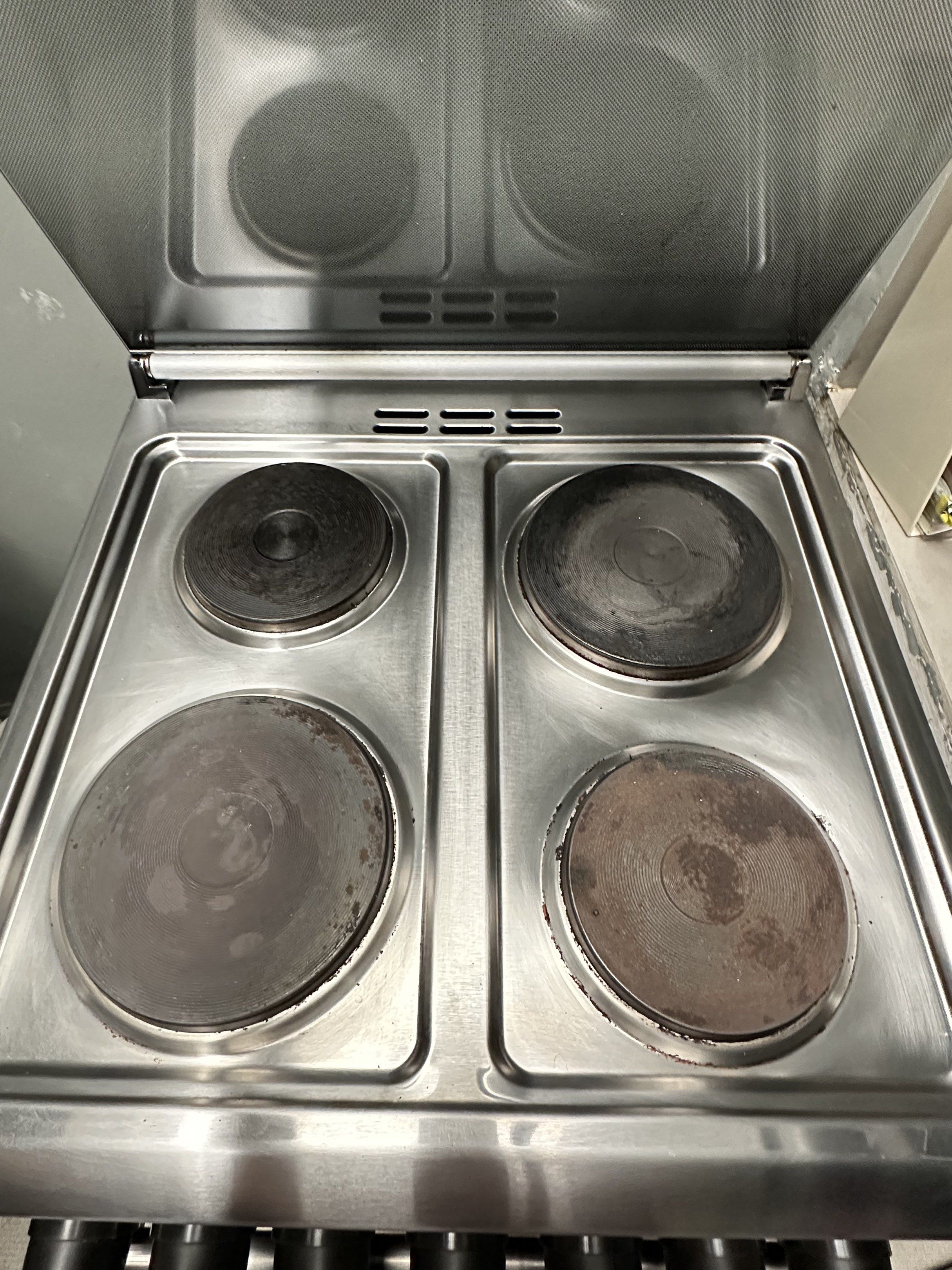 Tecnogas electric cooking range (Category: Cookers) located in Antipolo. Submitted by kathcmartinez (Listing ID 1420273178, Image 3). Description: It features 4 electric hot plates. The oven is electric, multifunction, and has 4 cooking functions. It includes a minute minder and an automatic oven thermostat. The unit is made of full stainless steel. It features a double glass, Low-E oven door..