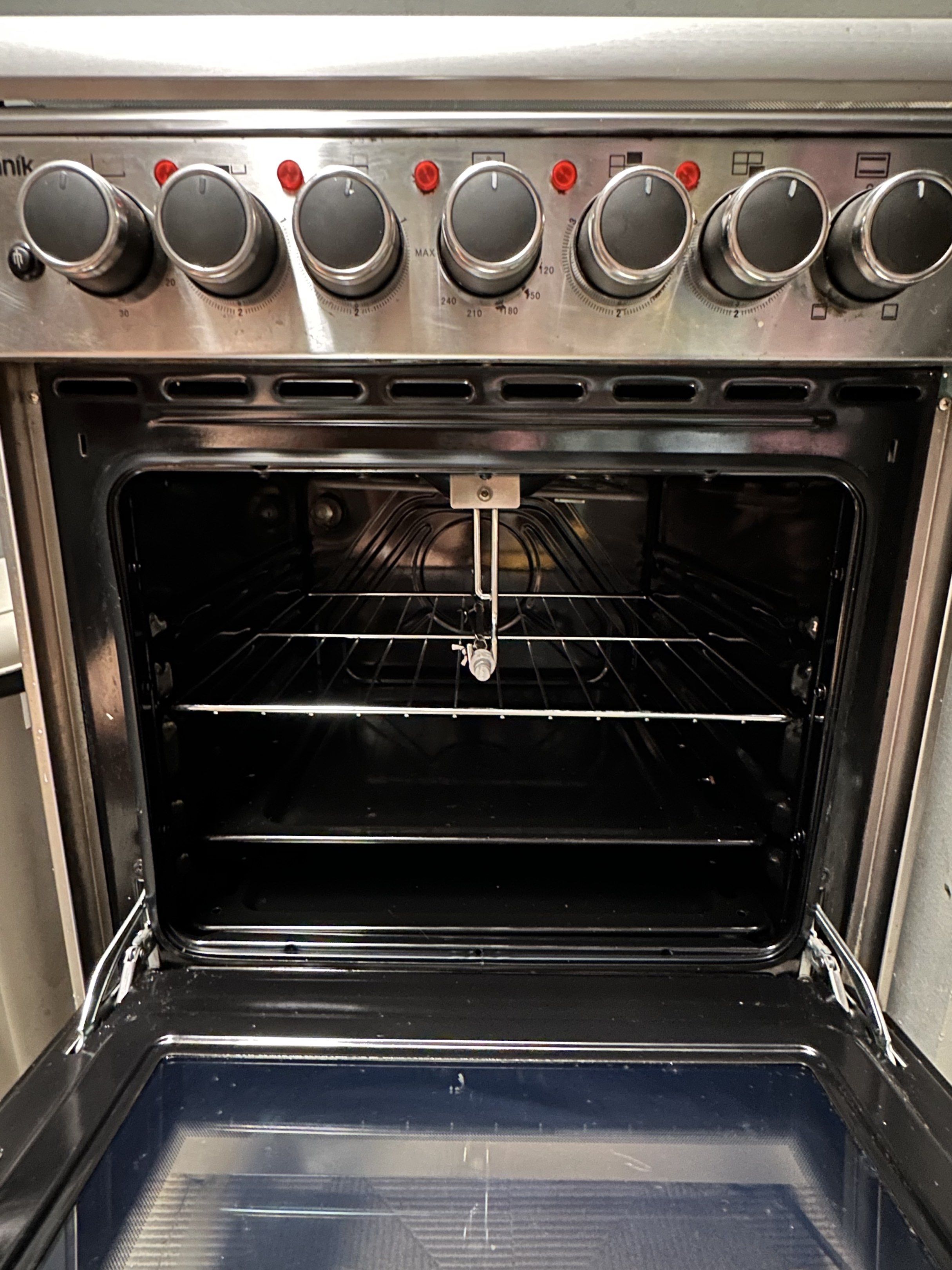 Tecnogas electric cooking range (Category: Cookers) located in Antipolo. Submitted by kathcmartinez (Listing ID 1420273178, Image 2). Description: It features 4 electric hot plates. The oven is electric, multifunction, and has 4 cooking functions. It includes a minute minder and an automatic oven thermostat. The unit is made of full stainless steel. It features a double glass, Low-E oven door..