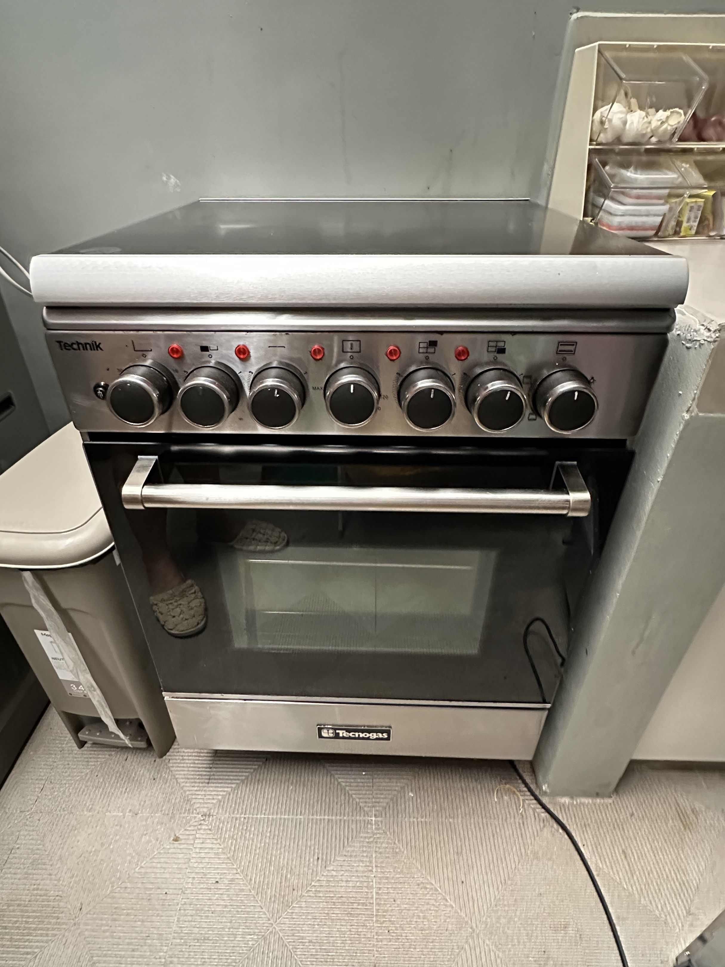 Tecnogas electric cooking range (Category: Cookers) located in Antipolo. Submitted by kathcmartinez (Listing ID 1420273178, Image 1). Description: It features 4 electric hot plates. The oven is electric, multifunction, and has 4 cooking functions. It includes a minute minder and an automatic oven thermostat. The unit is made of full stainless steel. It features a double glass, Low-E oven door..