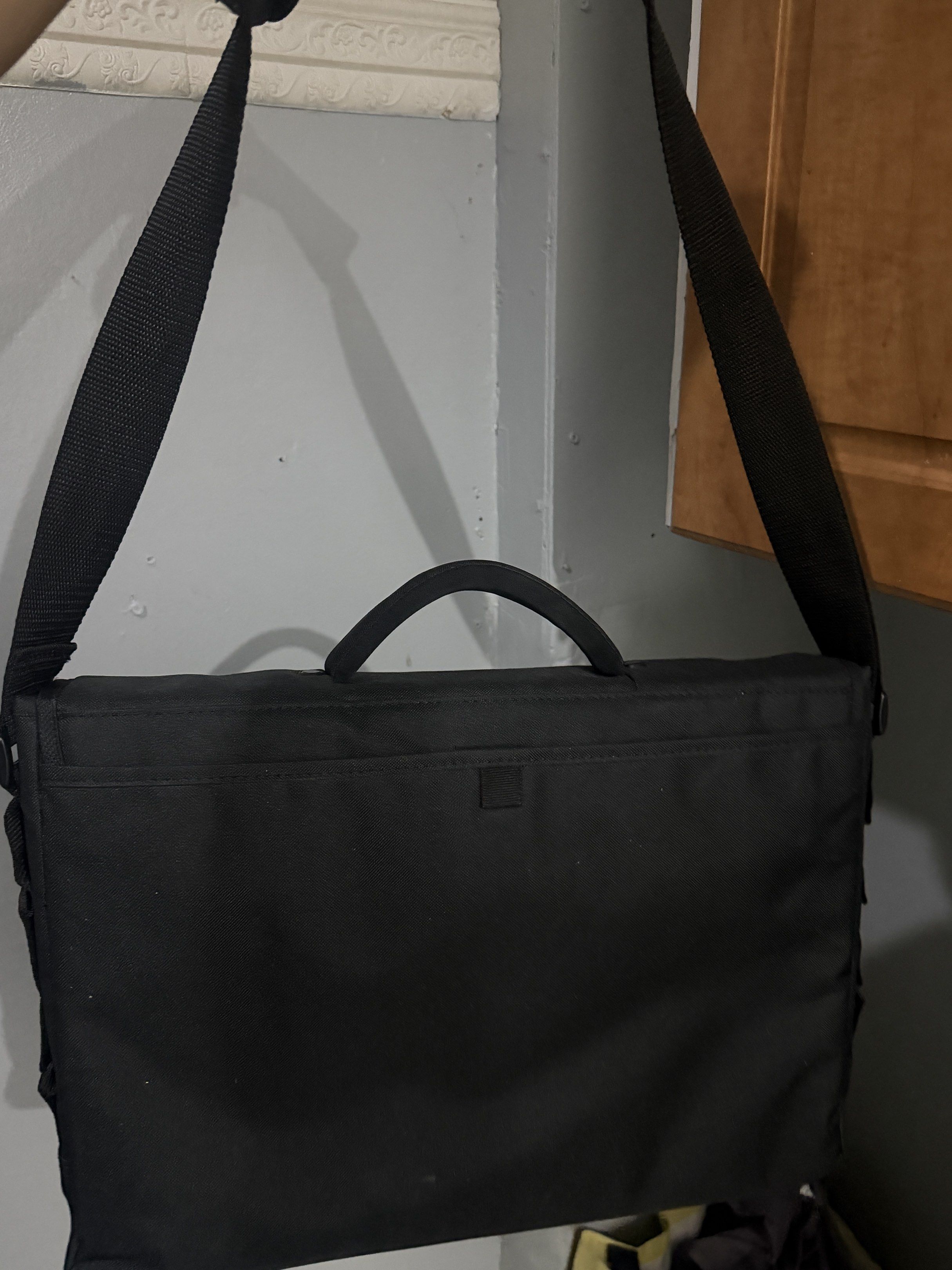 ThinkPad Laptop Bag (Category: Laptop Bags & Sleeves) located in Cebu City. Submitted by kyliesfabulousshop (Listing ID 1420278504, Image 2). Description: Very spacious Has lots of compartments .