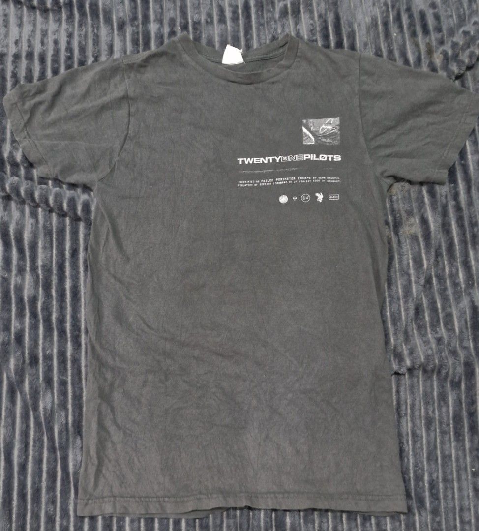 Twenty One Pilots Band Tee (Category: Tshirts & Polo Shirts ) located in Pili. Submitted by the_g_thrift (Listing ID 1420291231, Image 1). Description: Twenty One Pilots Band Tee size small dimes: 18 x 28 (safe to stretch) issue crack print.