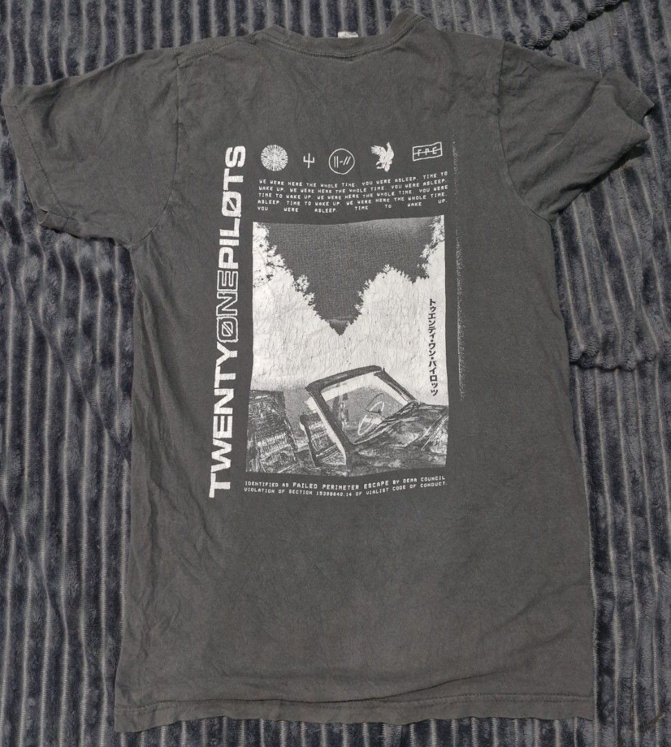 Twenty One Pilots Band Tee (Category: Tshirts & Polo Shirts ) located in Pili. Submitted by the_g_thrift (Listing ID 1420291231, Image 2). Description: Twenty One Pilots Band Tee size small dimes: 18 x 28 (safe to stretch) issue crack print.