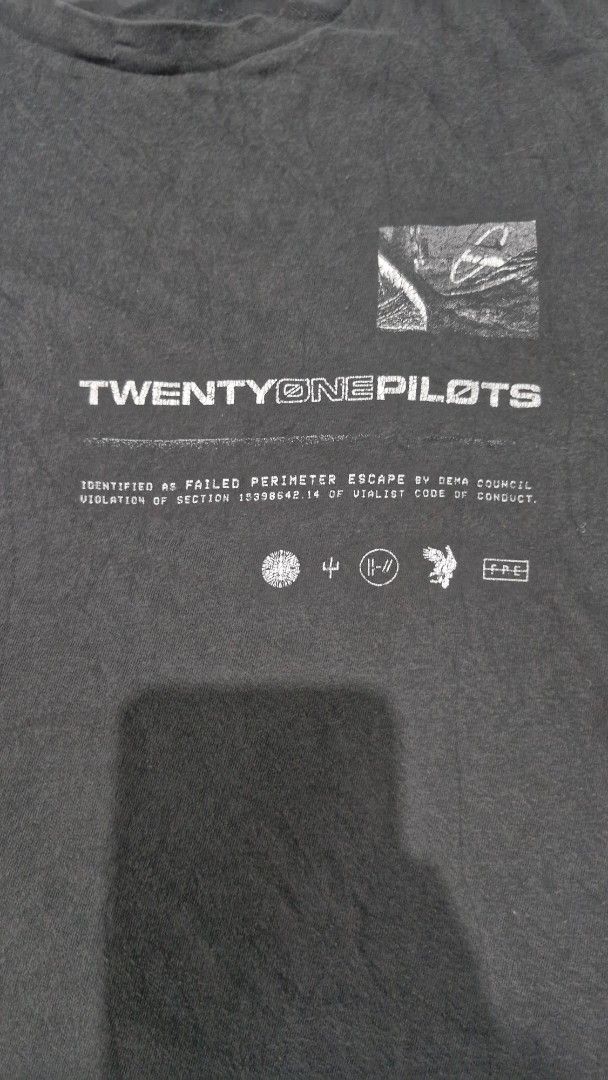 Twenty One Pilots Band Tee (Category: Tshirts & Polo Shirts ) located in Pili. Submitted by the_g_thrift (Listing ID 1420291231, Image 3). Description: Twenty One Pilots Band Tee size small dimes: 18 x 28 (safe to stretch) issue crack print.