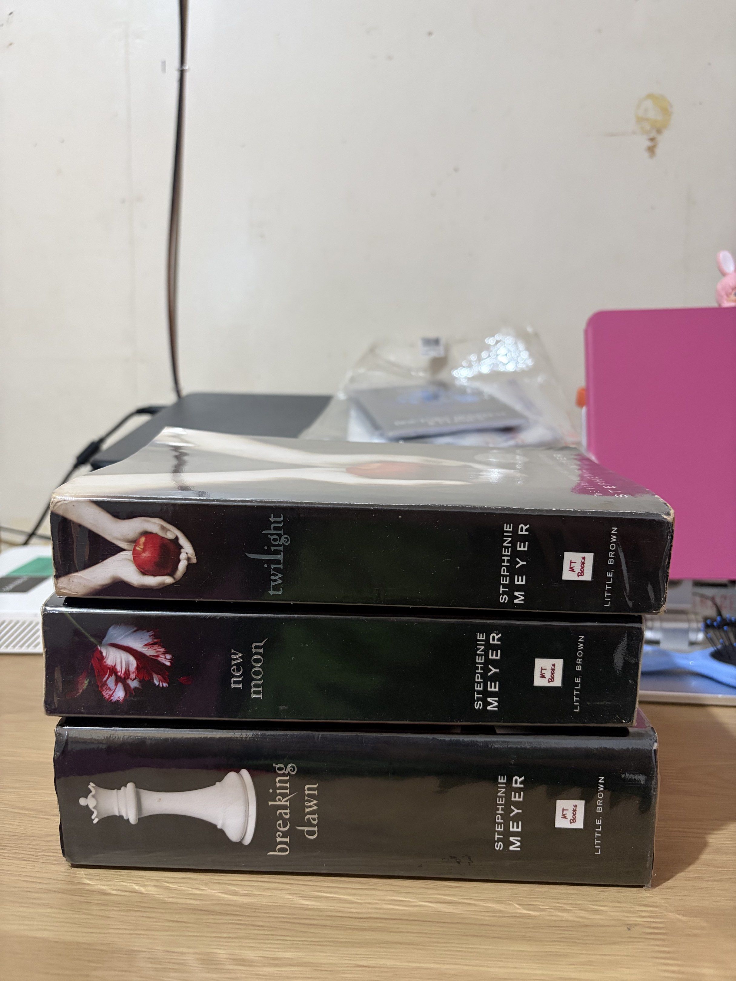 Twilight Saga Set (Category: Storybooks) located in Cebu City. Submitted by cyclechic (Listing ID 1420247822, Image 1). Description: TWILIGHT SET * Signs of tanning * sold as set .