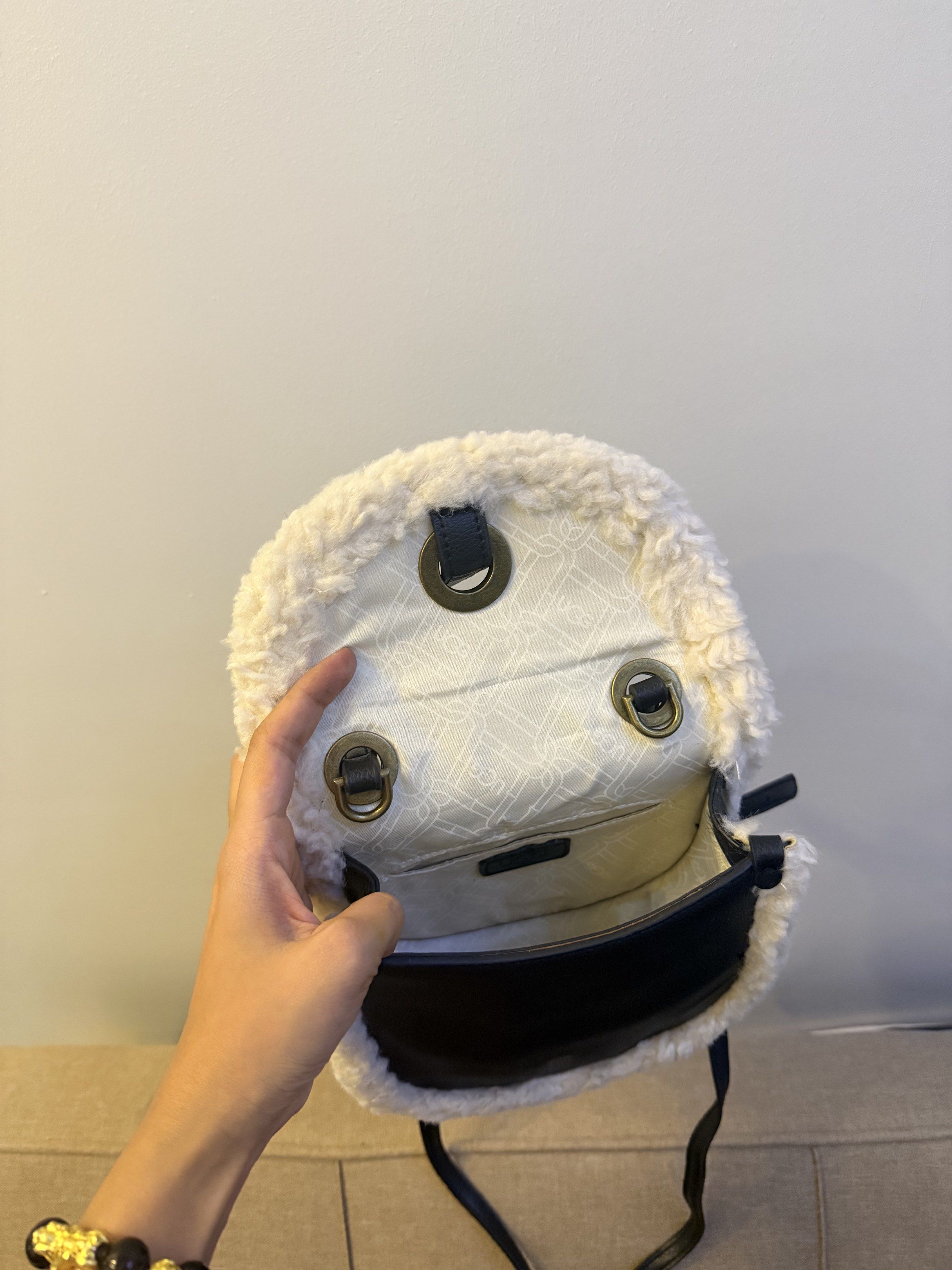 UGG Shearling Crossbody Bag (Category: Cross-body Bags) located in Pasay City. Submitted by karlamarithe (Listing ID 1420159891, Image 3). Description: 👜 UGG Heritage Crossbody Bag – Black & Cream Shearling Authentic UGG Heritage Crossbody 🤍 With fluffy shearling lining Adjustable strap (crossbody / shoulder) Compact but spacious inside Stylish & perfect for daily use Clean inside and out Warranty never been used In good condition (see photos) 