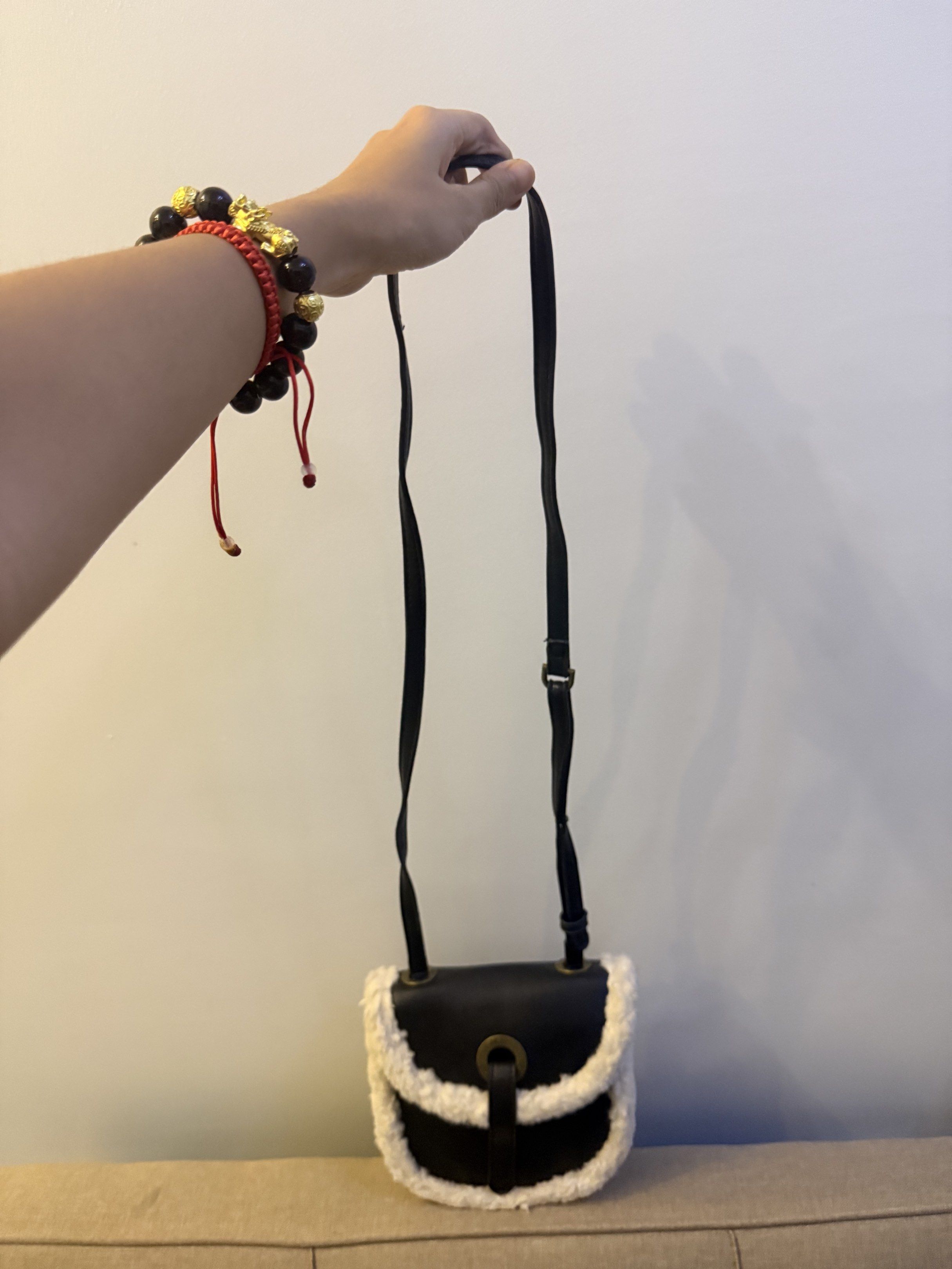 UGG Shearling Crossbody Bag (Category: Cross-body Bags) located in Pasay City. Submitted by karlamarithe (Listing ID 1420159891, Image 1). Description: 👜 UGG Heritage Crossbody Bag – Black & Cream Shearling Authentic UGG Heritage Crossbody 🤍 With fluffy shearling lining Adjustable strap (crossbody / shoulder) Compact but spacious inside Stylish & perfect for daily use Clean inside and out Warranty never been used In good condition (see photos) 