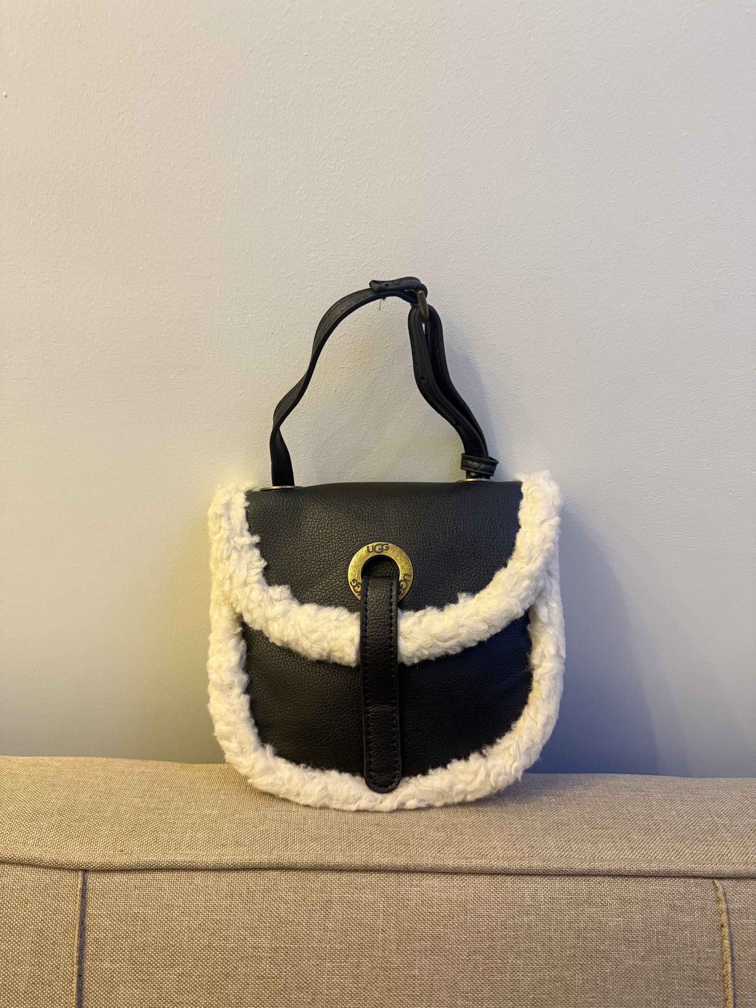 UGG Shearling Crossbody Bag (Category: Cross-body Bags) located in Pasay City. Submitted by karlamarithe (Listing ID 1420159891, Image 2). Description: 👜 UGG Heritage Crossbody Bag – Black & Cream Shearling Authentic UGG Heritage Crossbody 🤍 With fluffy shearling lining Adjustable strap (crossbody / shoulder) Compact but spacious inside Stylish & perfect for daily use Clean inside and out Warranty never been used In good condition (see photos) 