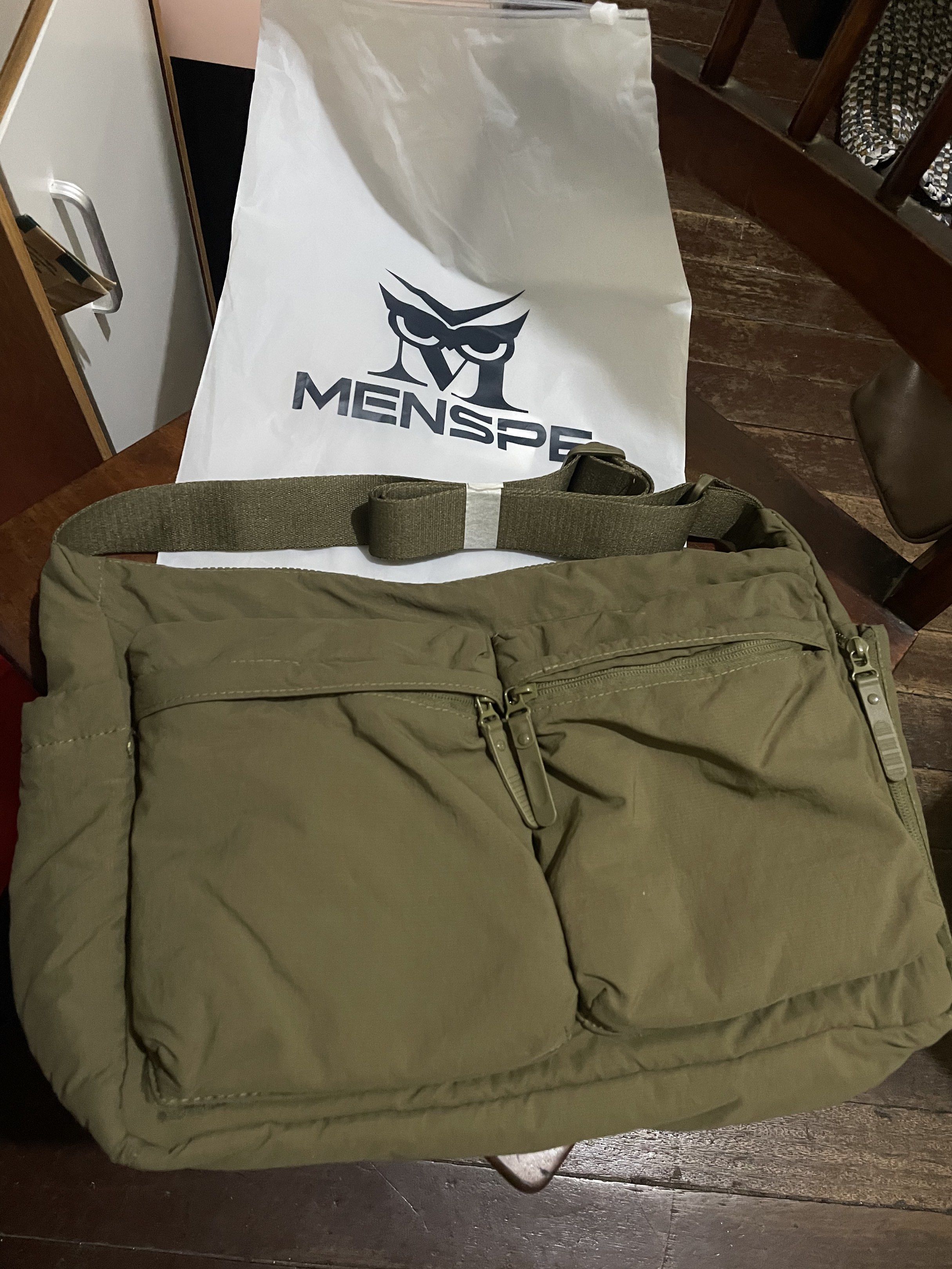 Uniqlo Multi Pocket Shoulder Bag (Category: Luxury Bags & Wallets) located in Quezon City. Submitted by smiskib1127 (Listing ID 1420215959, Image 3). Description: Uniqlo Multi Pocket Shoulder Bag in olive green nylon Brand new Never been used Unisex .