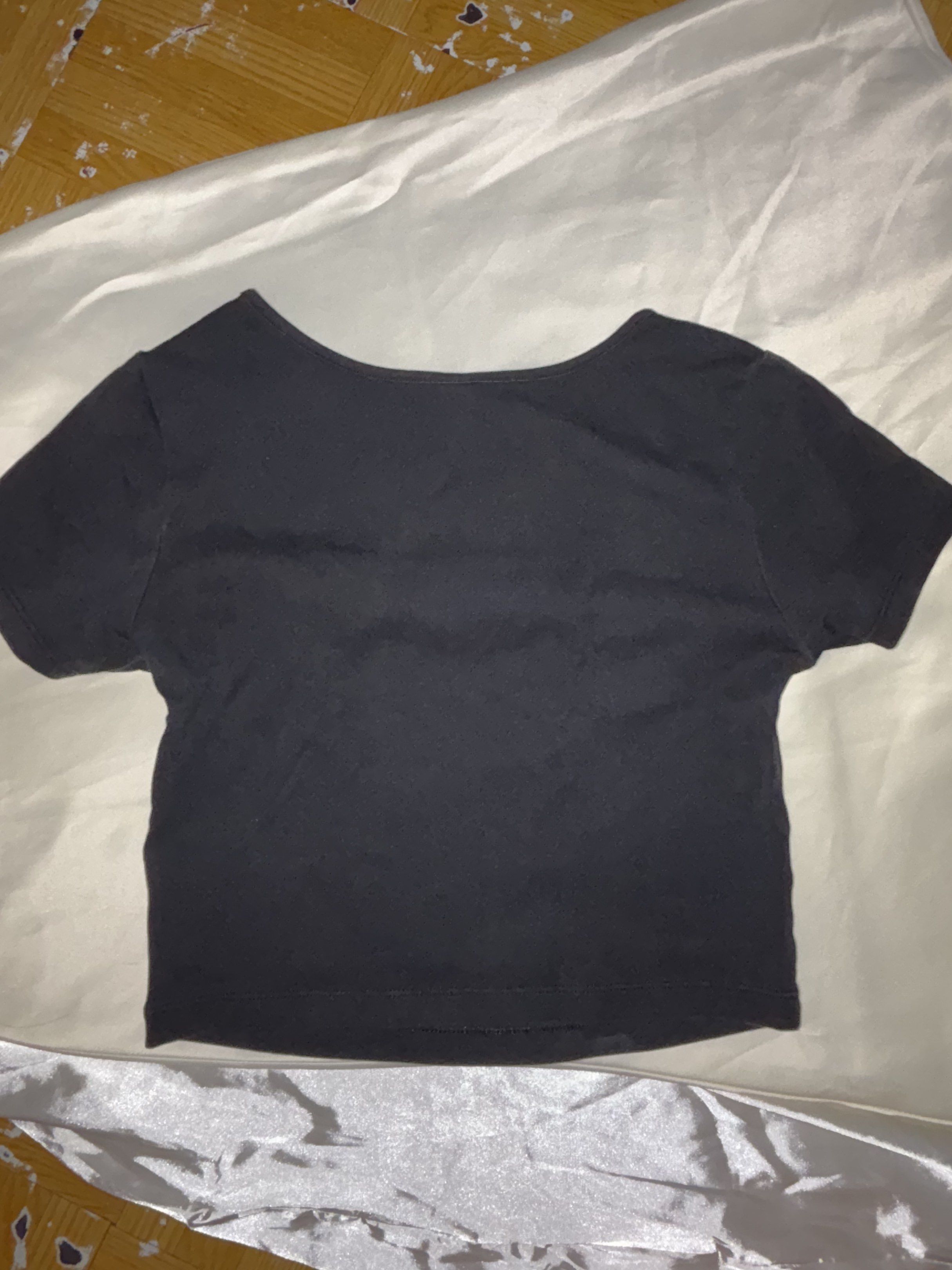 Uniqlo Square Neck Crop Top - Black (Category: Shirts) located in Mandaluyong City. Submitted by castpreloveds (Listing ID 1420302766, Image 3). Description: - Uniqlo black crop top - Square neckline - Short sleeves - Size: Small - Made in Vietnam - Easy to pair with different bottoms.