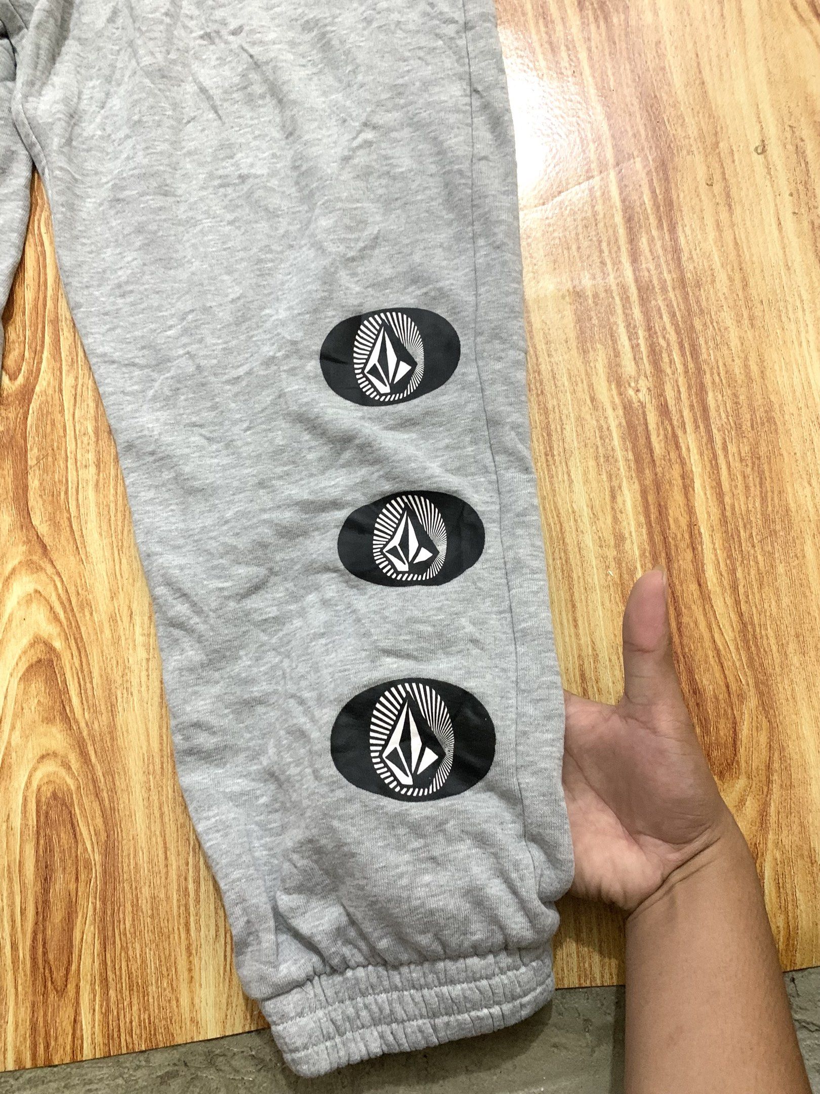 Volcom Grey Sweatpants XL (Category: Joggers) located in Cebu City. Submitted by lootsandfound (Listing ID 1420164665, Image 3). Description: - Volcom grey sweatpants - Size: XL - Features Volcom logo on left leg and back pocket - Drawstring waist - Soft material - Perfect for casual wear - Tag indicates: US/EU-XL, CAN-TG, AUS-XL.
