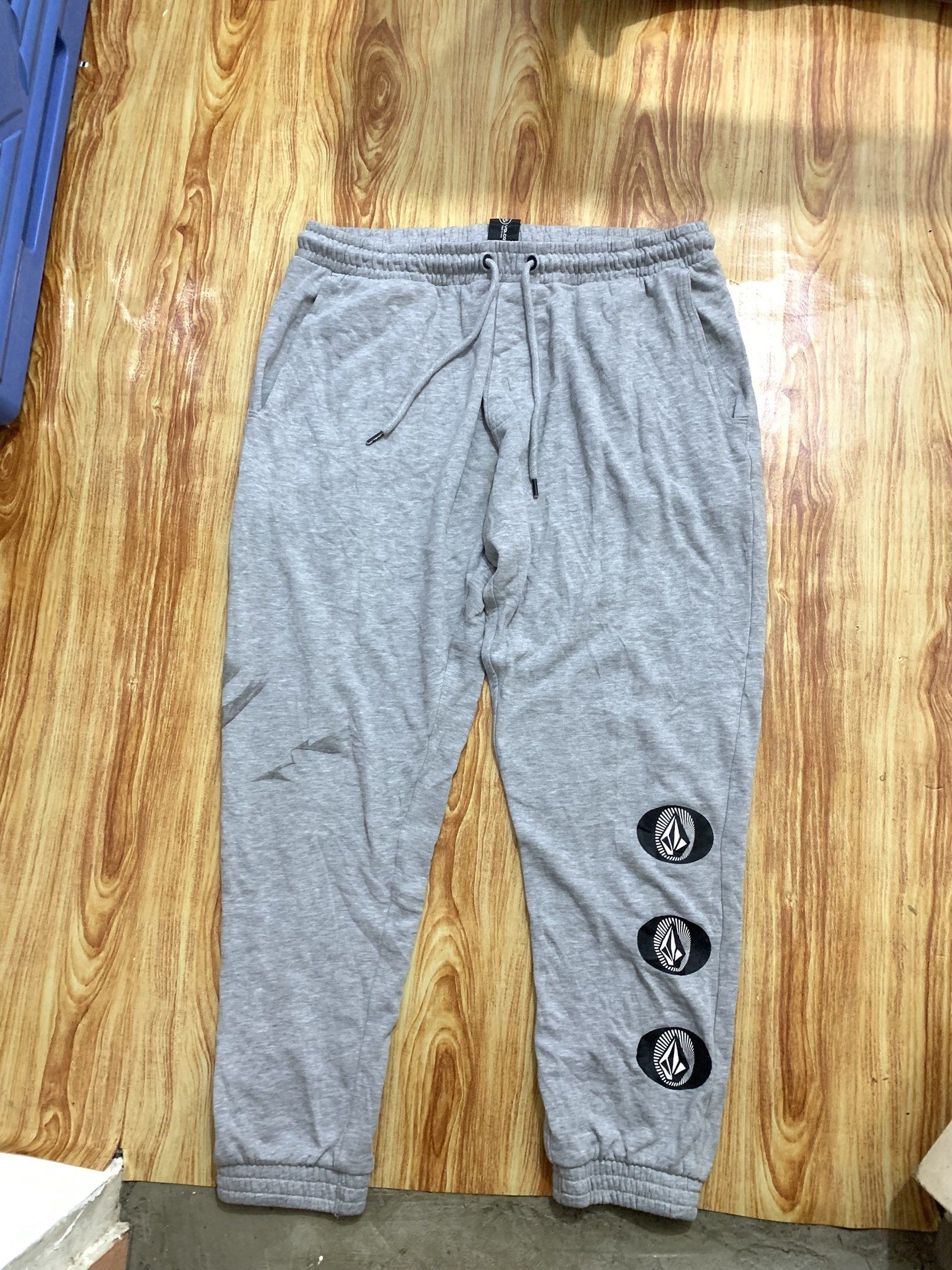 Volcom Grey Sweatpants XL (Category: Joggers) located in Cebu City. Submitted by lootsandfound (Listing ID 1420164665, Image 2). Description: - Volcom grey sweatpants - Size: XL - Features Volcom logo on left leg and back pocket - Drawstring waist - Soft material - Perfect for casual wear - Tag indicates: US/EU-XL, CAN-TG, AUS-XL.