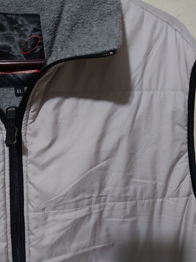 WARP thermometer vest (Category: Vests) located in Manila. Submitted by PrinceDani.Clothing (Listing ID 1420201529, Image 2). Description: warp thermo lite vest up to xl fit 24in width 27in length excellent condition .