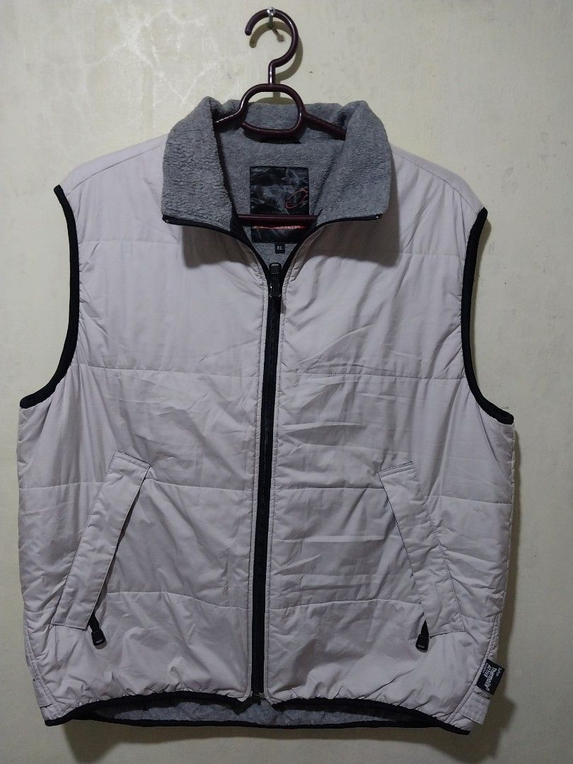 WARP thermometer vest (Category: Vests) located in Manila. Submitted by PrinceDani.Clothing (Listing ID 1420201529, Image 1). Description: warp thermo lite vest up to xl fit 24in width 27in length excellent condition .