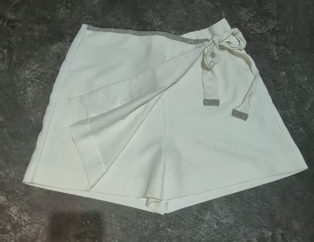 White Wrap Skirt with Embellishments (Category: Skirts) located in Manila. Submitted by declutter_s (Listing ID 1420298687, Image 2). Description: - White wrap skirt - Zipper closire and corner tie - Decorative embellishment - Smooth fabric - Working zipper.
