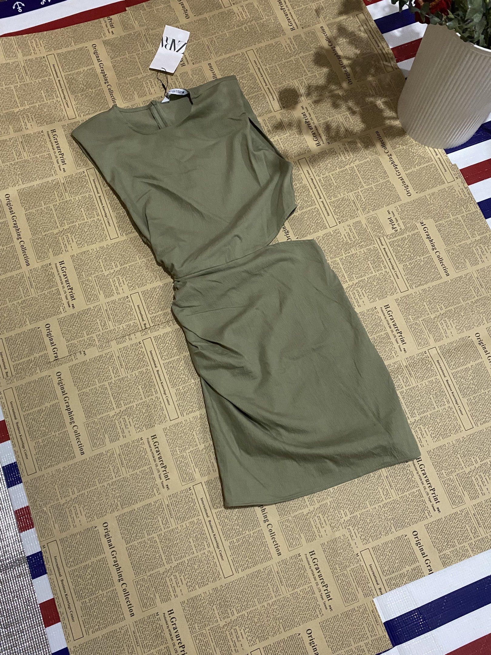 Zara Cut-Out Dress (Category: Dresses) located in Manila. Submitted by _lly.wyn (Listing ID 1420232248, Image 1). Description: - Zara olive green dress - Cut-out waist design - Shoulder pads - Round neckline - Ruched skirt detail - Includes original tag.