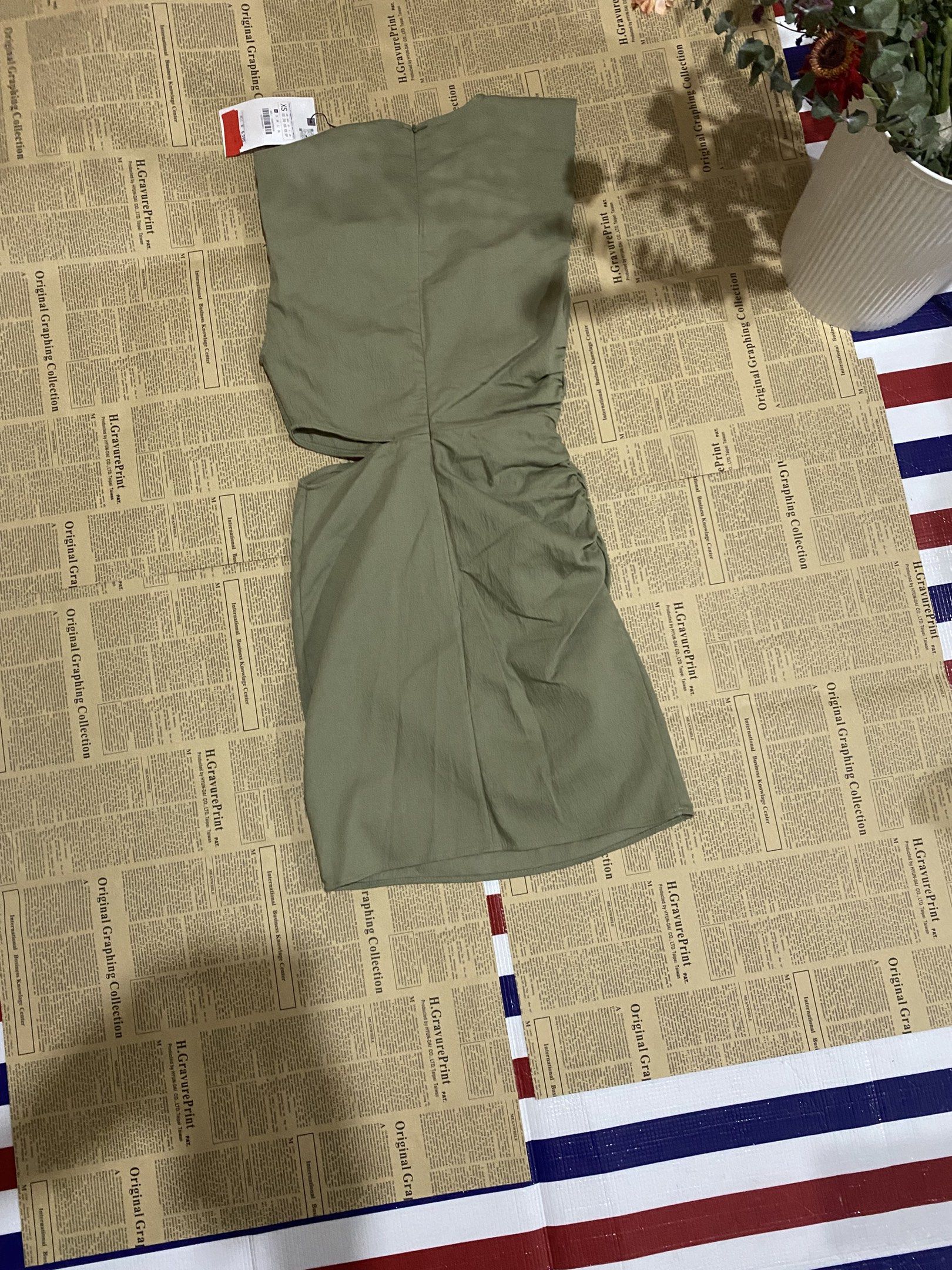 Zara Cut-Out Dress (Category: Dresses) located in Manila. Submitted by _lly.wyn (Listing ID 1420232248, Image 2). Description: - Zara olive green dress - Cut-out waist design - Shoulder pads - Round neckline - Ruched skirt detail - Includes original tag.