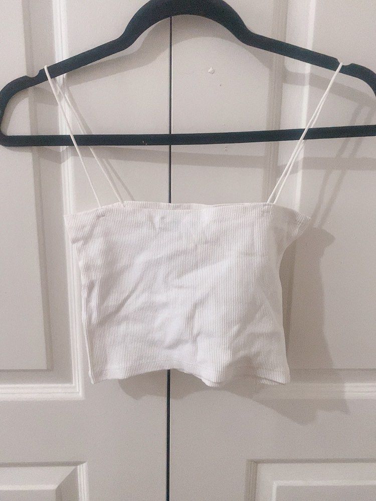 Zara white cropped top (Category: Others Tops) located in Manila. Submitted by brandedclothes (Listing ID 1420208172, Image 2). Description: Perfect under blazer, styling, etc Fits small to Medium.