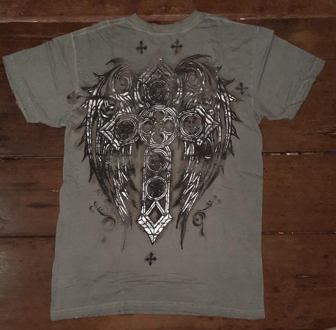 Affliction Live Fast Graphic Tee (Category: Tshirts & Polo Shirts ) located in Narvacan. Submitted by thrift_look (Listing ID 1420475010, Image 3). Description: - Affliction t-shirt. - Size: XL - Color: Gray - Material: 100% Cotton. - Features: Large graphic on back, smaller design on front..
