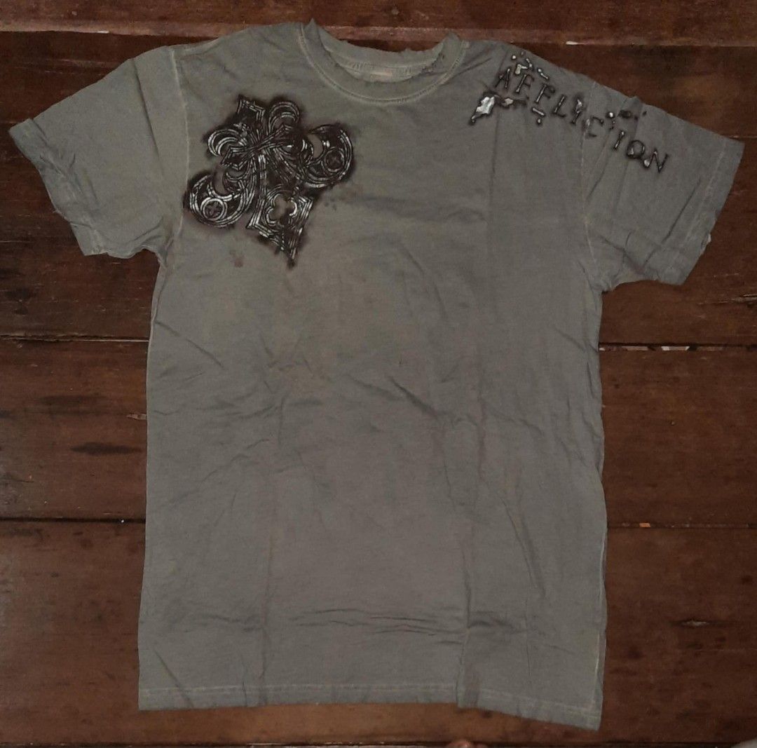 Affliction Live Fast Graphic Tee (Category: Tshirts & Polo Shirts ) located in Narvacan. Submitted by thrift_look (Listing ID 1420475010, Image 1). Description: - Affliction t-shirt. - Size: XL - Color: Gray - Material: 100% Cotton. - Features: Large graphic on back, smaller design on front..