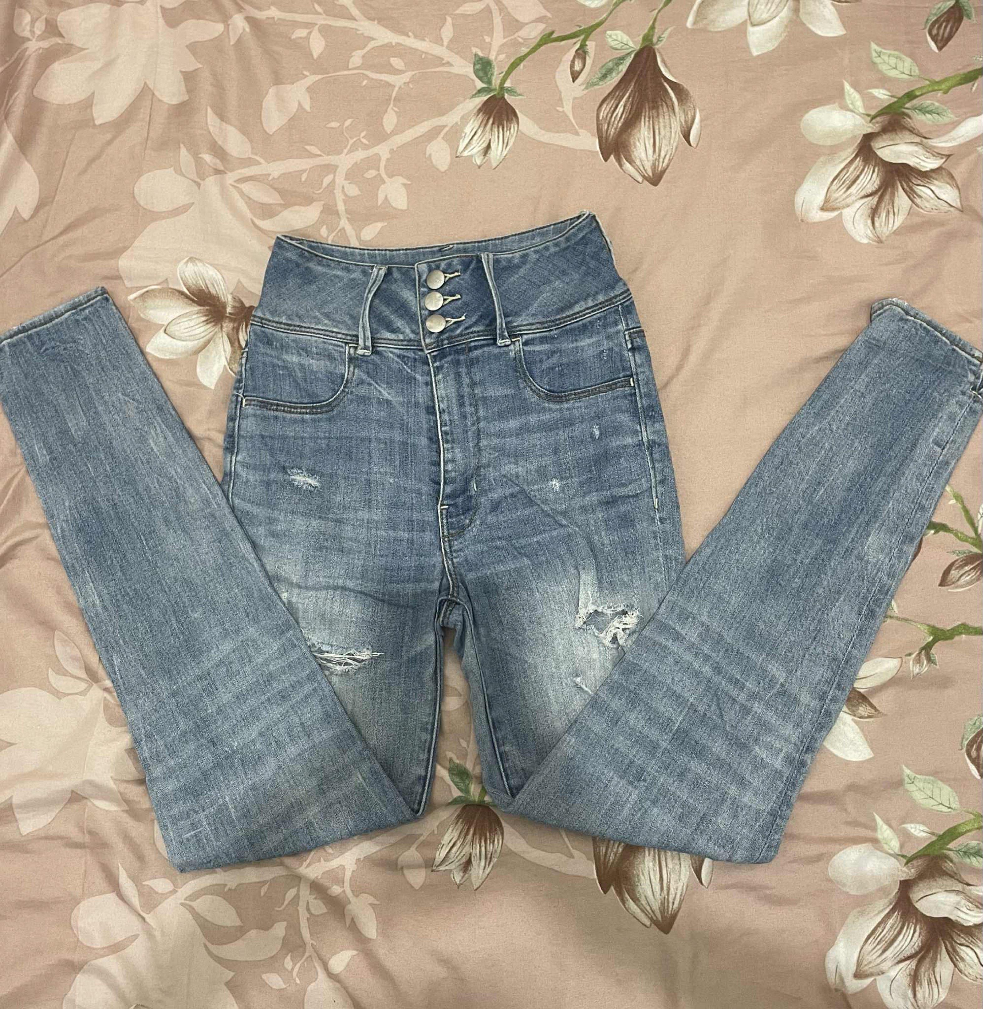 American Eagle High-Rise Jegging Jeans (Category: Jeans) located in Ibaan. Submitted by dystyles_ (Listing ID 1420382959, Image 3). Description: - American Eagle high-rise jegging jeans - Light blue wash - Ripped jeans - American Eagle Outfitters.