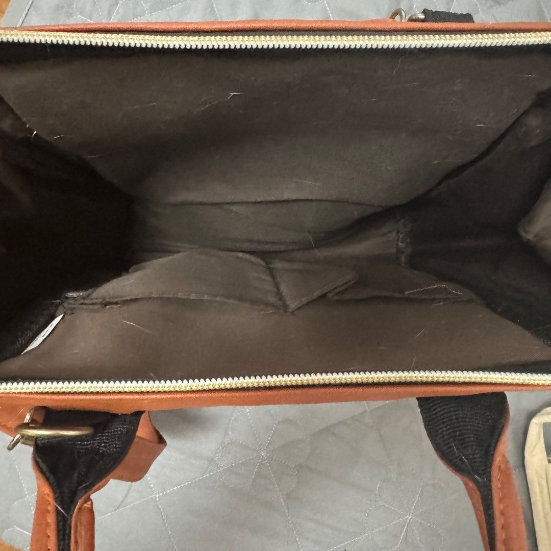 Anello 2-way Bag (Category: Shoulder Bags) located in Manila. Submitted by tkilla (Listing ID 1420372317, Image 2). Description: .