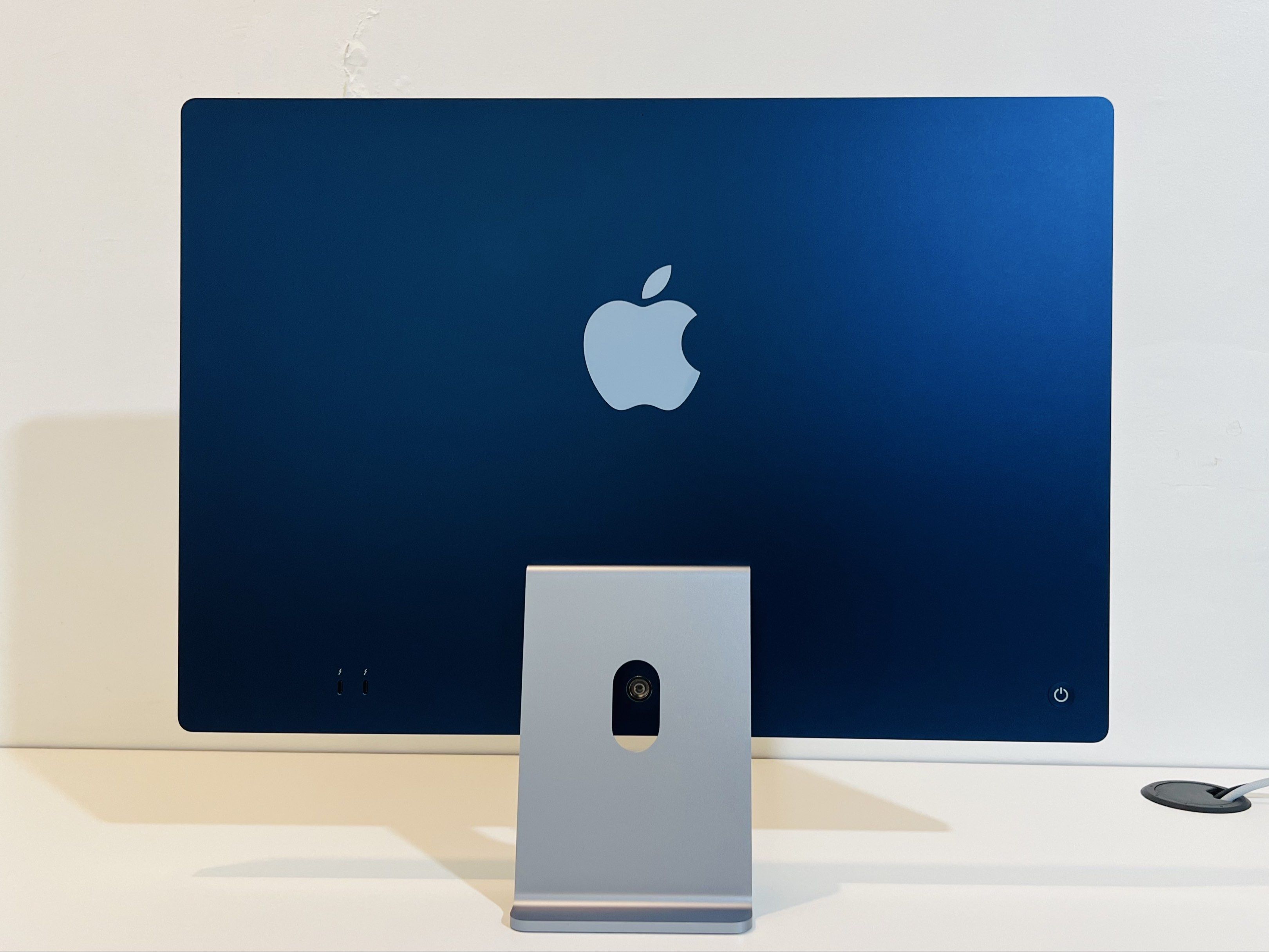 Apple imac m1 (Category: Desktops) located in Cavite. Submitted by potpot_guevarra (Listing ID 1420502584, Image 2). Description: Selling imac m1 chip 2021 model. Mint condition like new no issue complete with original box. Php 45,500 Color blue Specs: Apple M1 chip (8-core CPU; 7 or 8-core GPU), a 4.5K Retina display (4480x2520, 500 nits), and a 11.5mm thin design. It includes 8GB unified memory, 256GB SSD, 1080p FaceTime camera, two to four USB