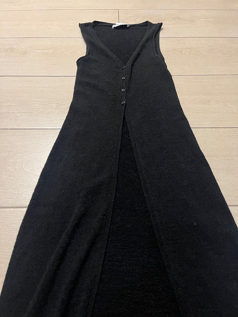 Bershka Long Buttoned Knitwear Top (Category: Sleeveless) located in Makati City. Submitted by sixelaa (Listing ID 1420412347, Image 1). Description: Worn once Size - XS RFS: decluttering.