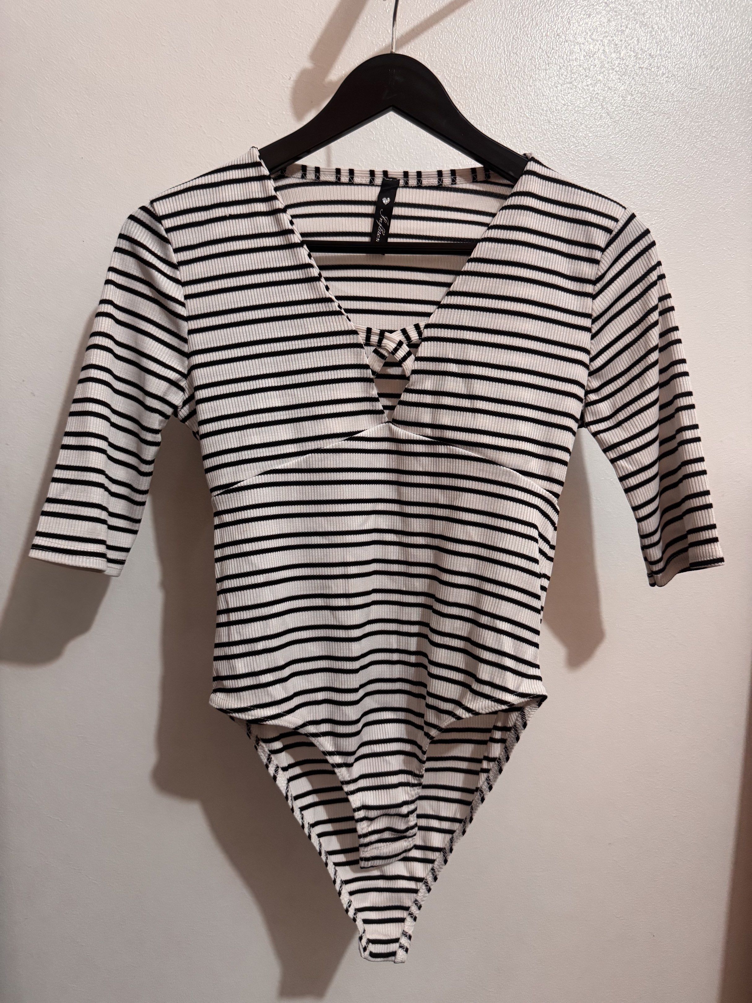 B&W ribbed bodysuit (Category: Sleeveless) located in Mexico. Submitted by studioleraph (Listing ID 1420520660, Image 1). Description: F01-4 B&W ribbed bodysuit Condition: Pre-loved; Please manage expectations ✨ Size: S-M Price: 150 💰 Payment first 🛒 Shipping not included, PM for details 🙅🏻‍♀️ No Joy Reservers or Scammers 🙆🏻‍♀️ You deserve this piece 🩷 Only one item #preloved #tops #bodysuit #available #Fashion #onlineshopping #outfit #car
