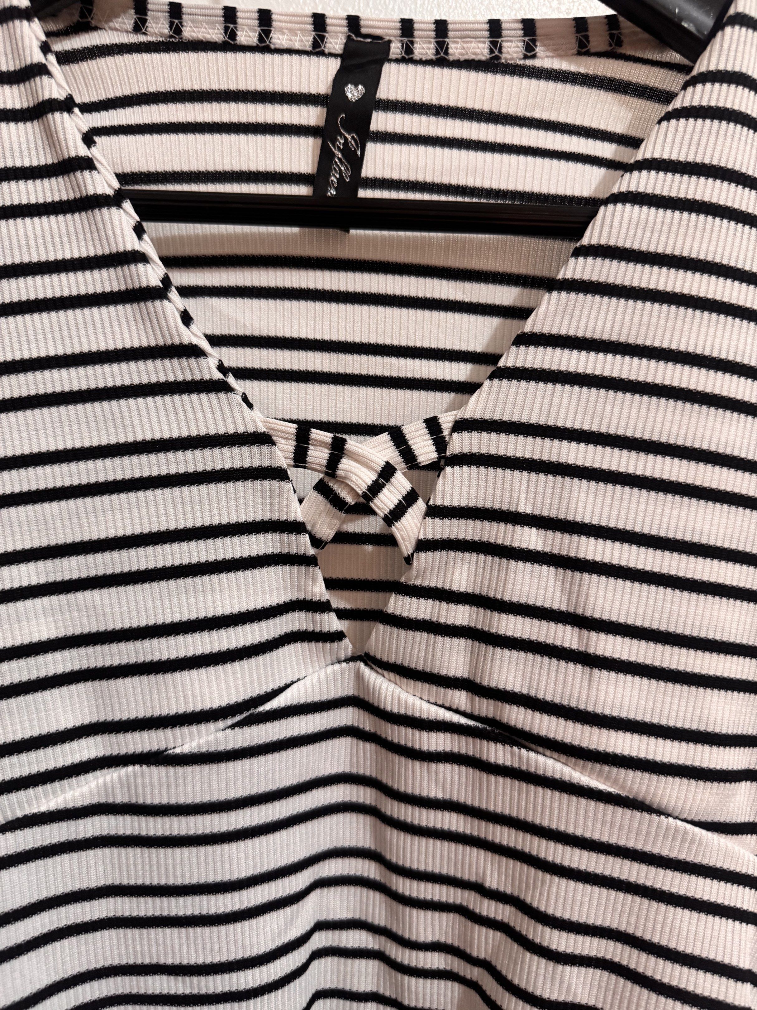B&W ribbed bodysuit (Category: Sleeveless) located in Mexico. Submitted by studioleraph (Listing ID 1420520660, Image 2). Description: F01-4 B&W ribbed bodysuit Condition: Pre-loved; Please manage expectations ✨ Size: S-M Price: 150 💰 Payment first 🛒 Shipping not included, PM for details 🙅🏻‍♀️ No Joy Reservers or Scammers 🙆🏻‍♀️ You deserve this piece 🩷 Only one item #preloved #tops #bodysuit #available #Fashion #onlineshopping #outfit #car