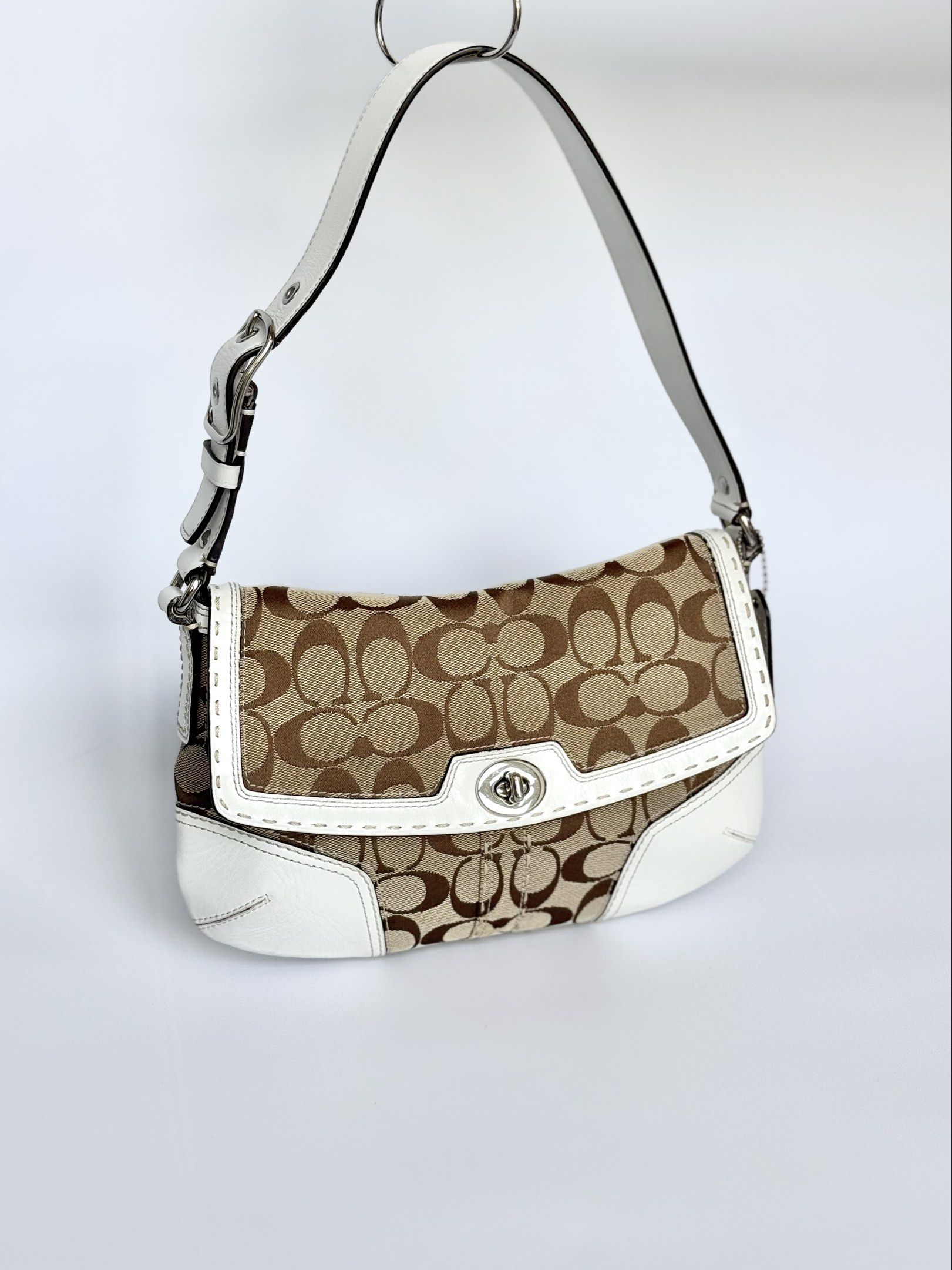 Coach Signature Shoulder Bag (Category: Luxury Bags & Wallets) located in Makati City. Submitted by ribsclutter (Listing ID 1420486574, Image 1). Description: .