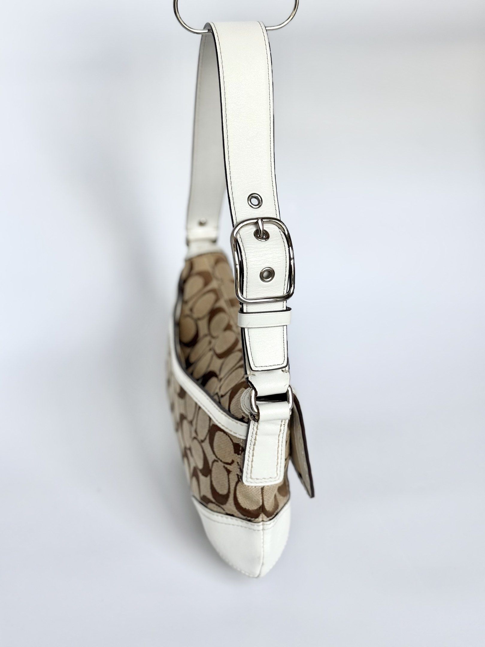 Coach Signature Shoulder Bag (Category: Luxury Bags & Wallets) located in Makati City. Submitted by ribsclutter (Listing ID 1420486574, Image 3). Description: .