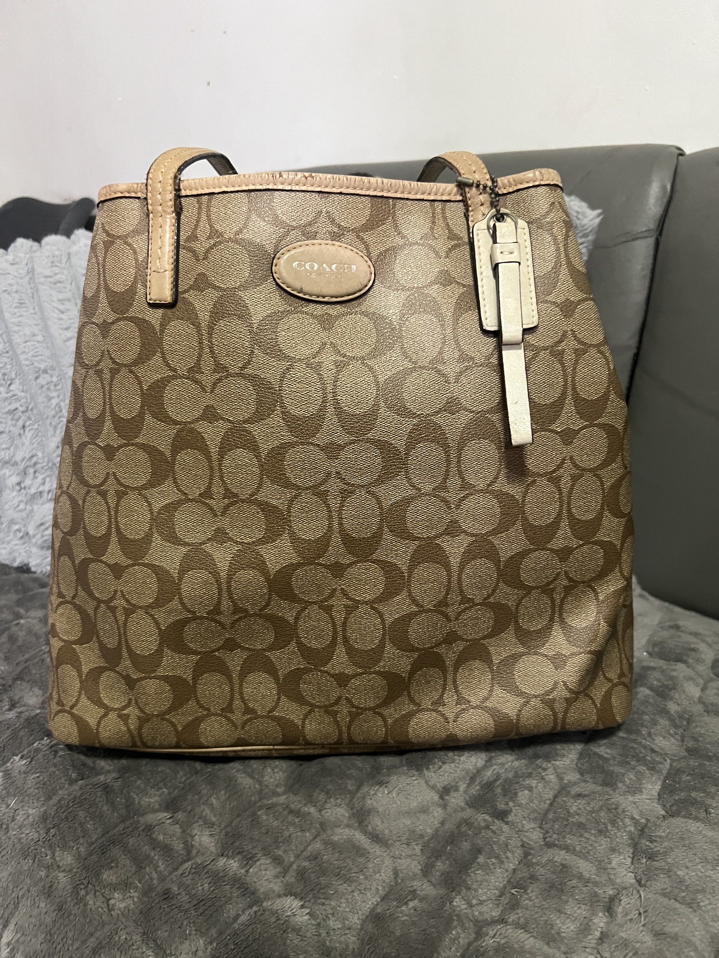 Coach Signature Tote Bag (Category: Luxury Bags & Wallets) located in San Juan City. Submitted by d_gracia (Listing ID 1420503138, Image 2). Description: - Authentic Coach tote bag - Features the signature Coach pattern - Spacious interior - Two top handles - Includes Coach hangtag - Minor signs of wear.