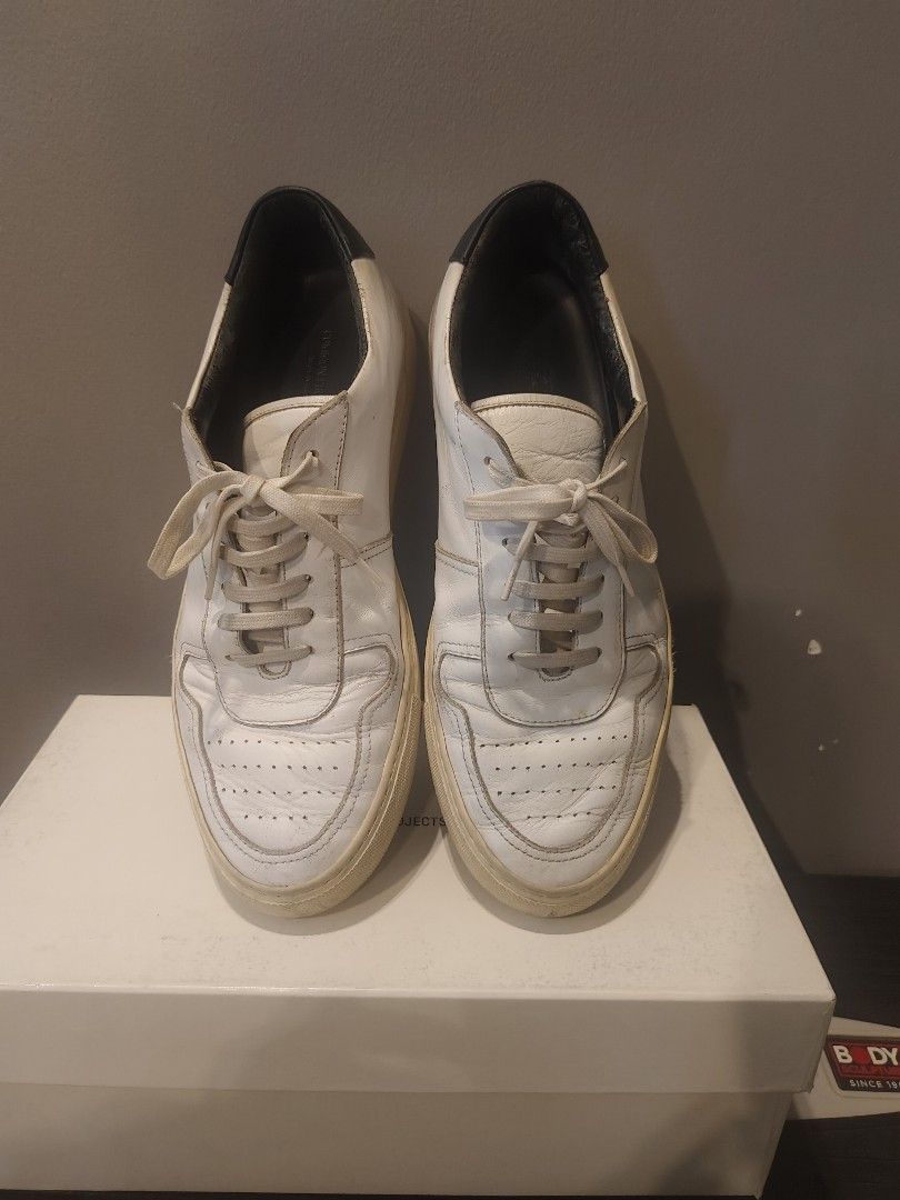 Common Projects Achilles Low Sneakers (Category: Sneakers) located in Muntinlupa City. Submitted by cezzy82 (Listing ID 1420467124, Image 3). Description: - Common Projects Achilles Low sneakers - Color: White with black heel tab - Size: 43 - Includes original box - Signs of wear present.