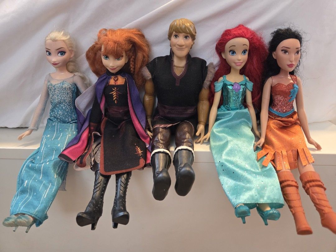 Disney Princess Dolls Set (Category: Kids Toys) located in Taguig. Submitted by neenaj_new (Listing ID 1420366938, Image 2). Description: - Disney Princess Doll Set - Includes: Elsa, Anna, Kristoff, Ariel, and Pocahontas.