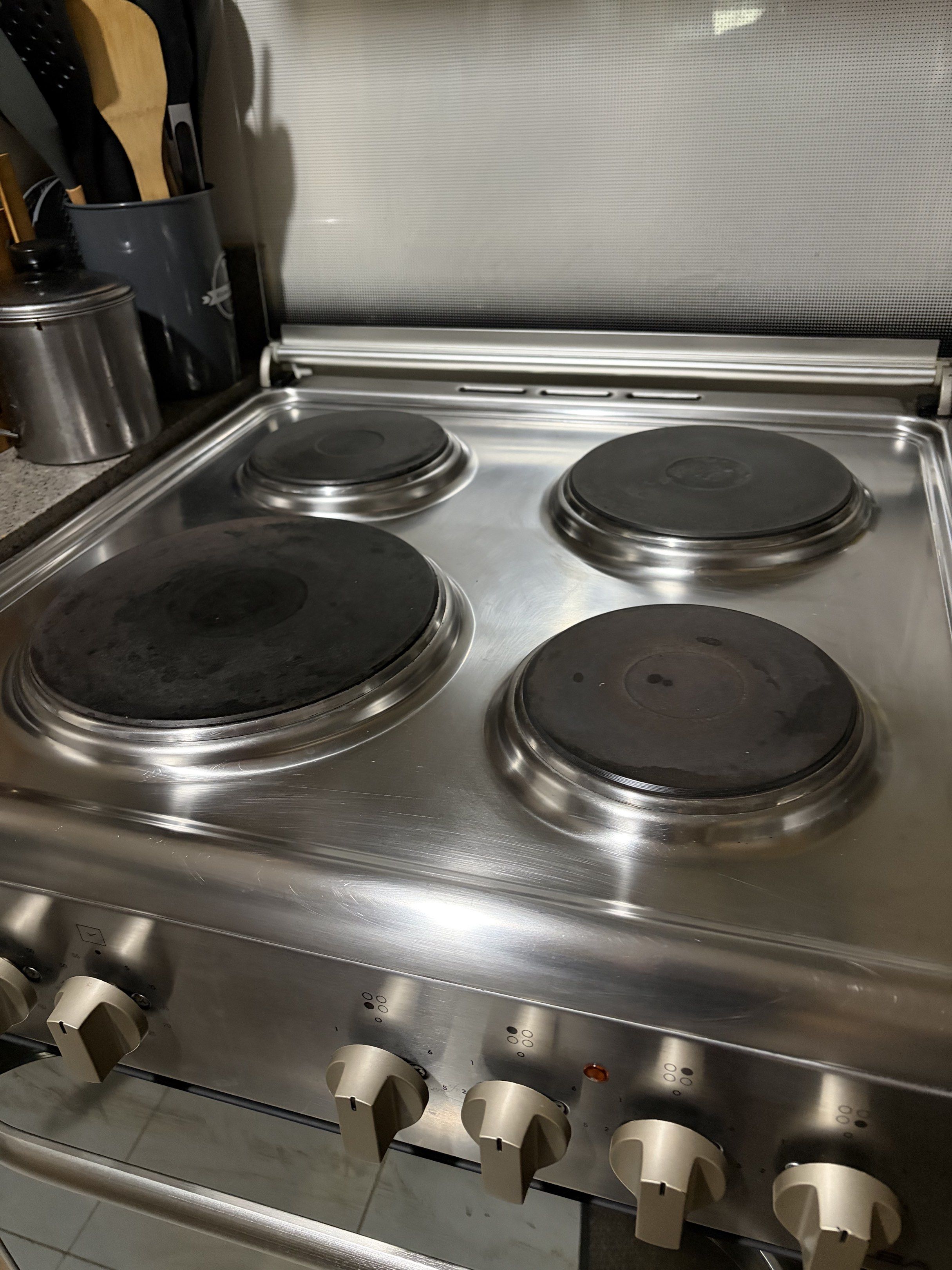 Elba Electric Oven with 4 Burners (Category: Ovens & Toasters) located in Pasig City. Submitted by richmoon16 (Listing ID 1420354240, Image 3). Description: ELBA TYPE:S 61 X 401 F SER.NR. 01728 00980 CPF:C6N1F|104X - Elba electric oven with 4 electric coil burners - Oven compartment included - Features multiple control knobs for heat settings - Comes with a rack and baking tray - Made in Italy - Easy-open oven door Pick up in Pasig City Price is 