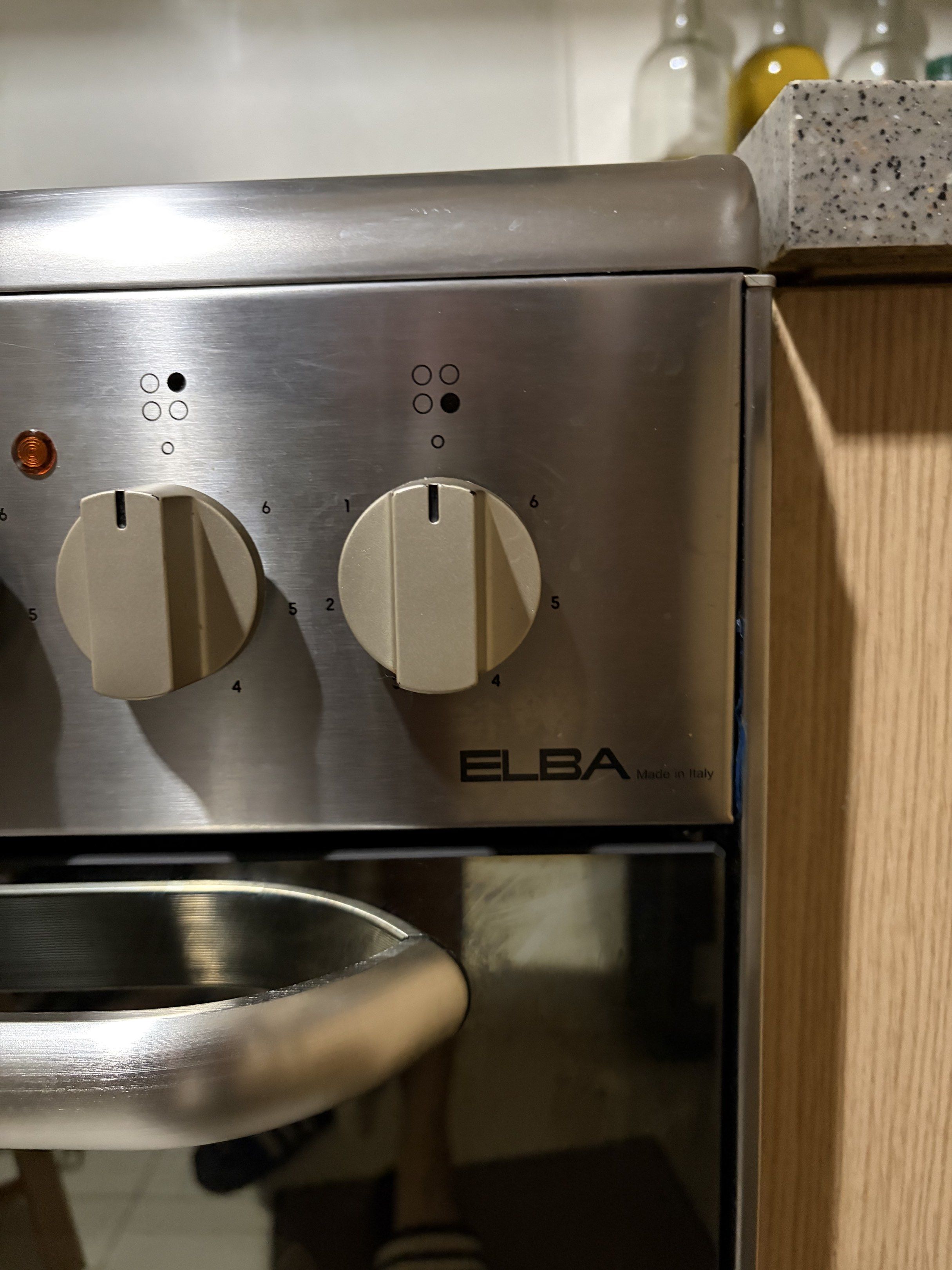 Elba Electric Oven with 4 Burners (Category: Ovens & Toasters) located in Pasig City. Submitted by richmoon16 (Listing ID 1420354240, Image 2). Description: ELBA TYPE:S 61 X 401 F SER.NR. 01728 00980 CPF:C6N1F|104X - Elba electric oven with 4 electric coil burners - Oven compartment included - Features multiple control knobs for heat settings - Comes with a rack and baking tray - Made in Italy - Easy-open oven door Pick up in Pasig City Price is 