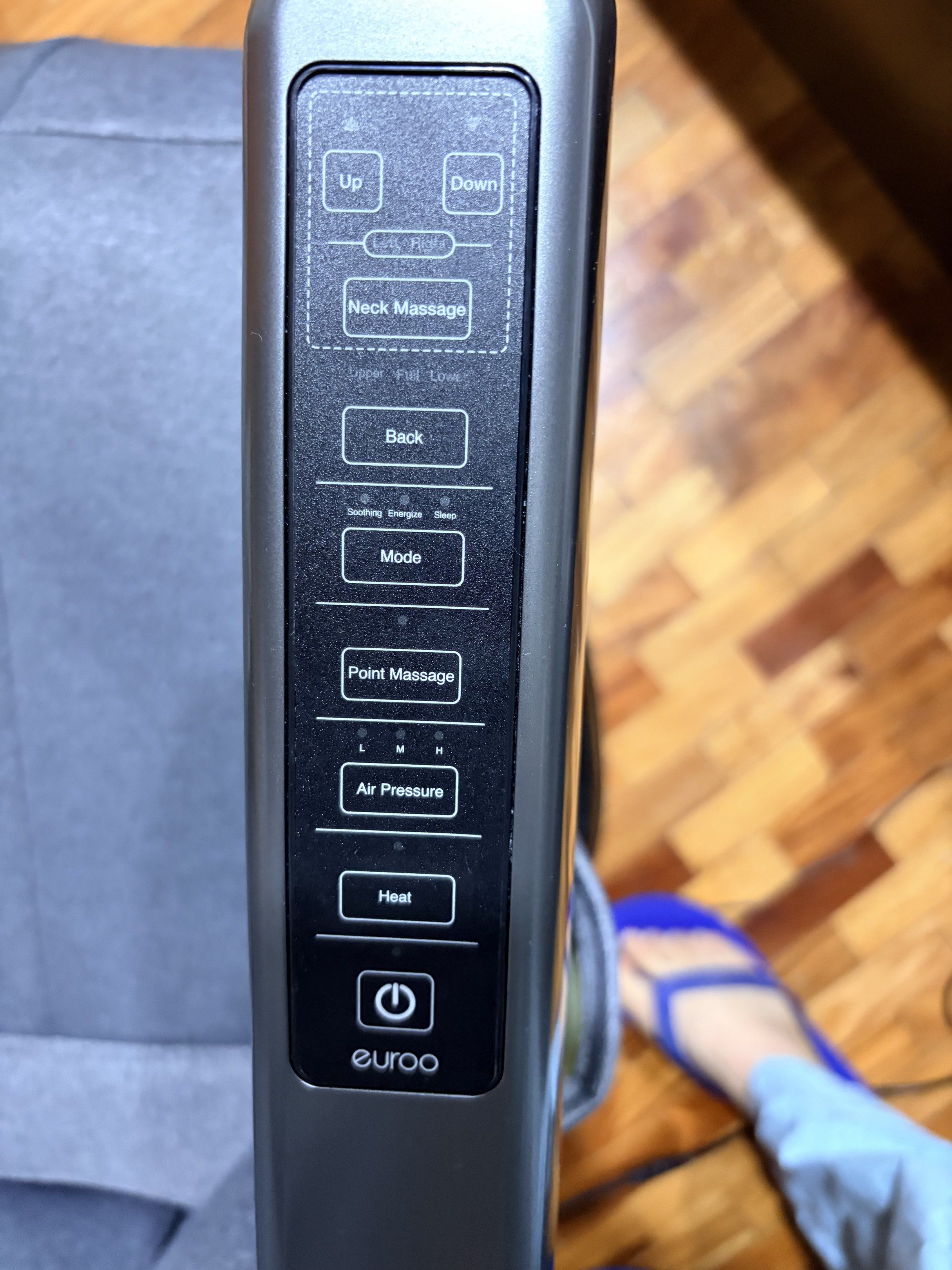 Euroo Massage Chair (Category: Massage Devices) located in Pasig City. Submitted by reyandrew (Listing ID 1420480402, Image 3). Description: - Euroo Deluxe Foldable Massage Chair Price: 20,000 Php Good as new Purchase last dec 2025 - Stylish Gray Color - Features: - Neck Massage - Back Massage - Heat Function - Easy-to-Use Control Panel - Designed for Relaxation.